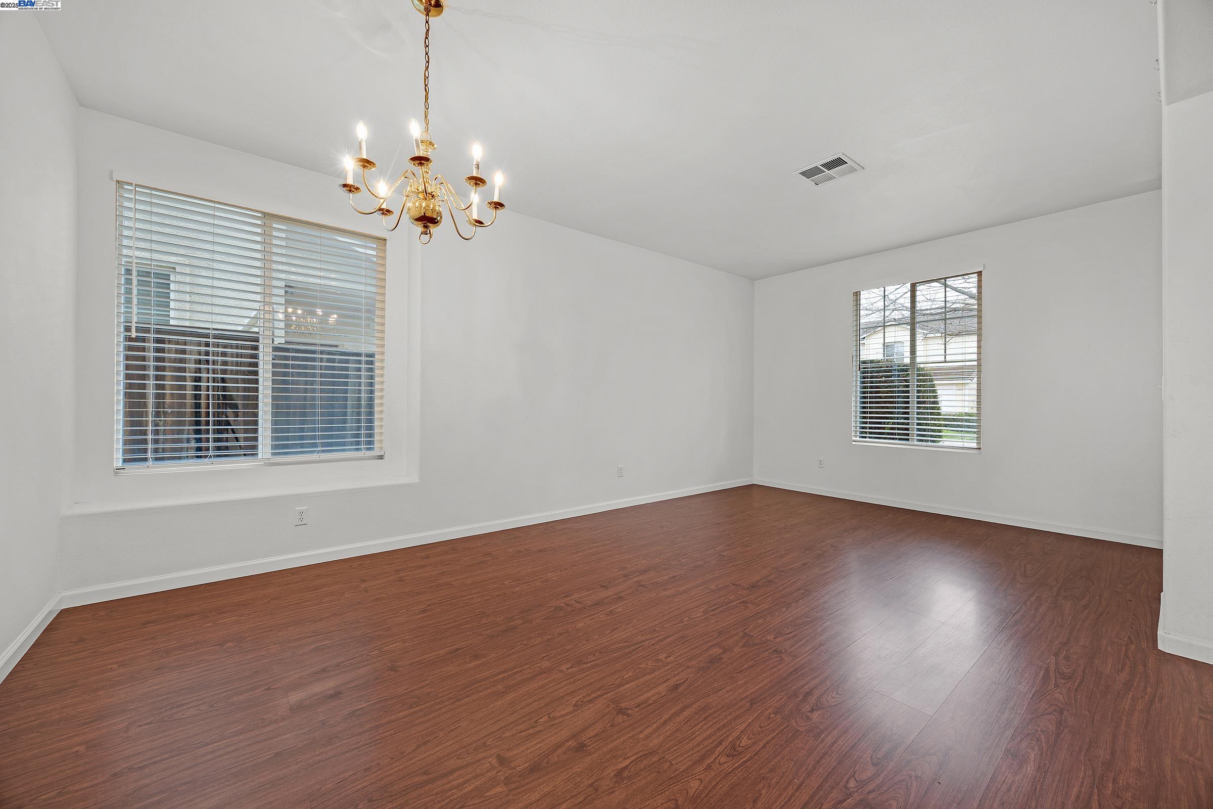 Detail Gallery Image 5 of 33 For 448 Burlington Dr, Tracy,  CA 95376 - 5 Beds | 3 Baths