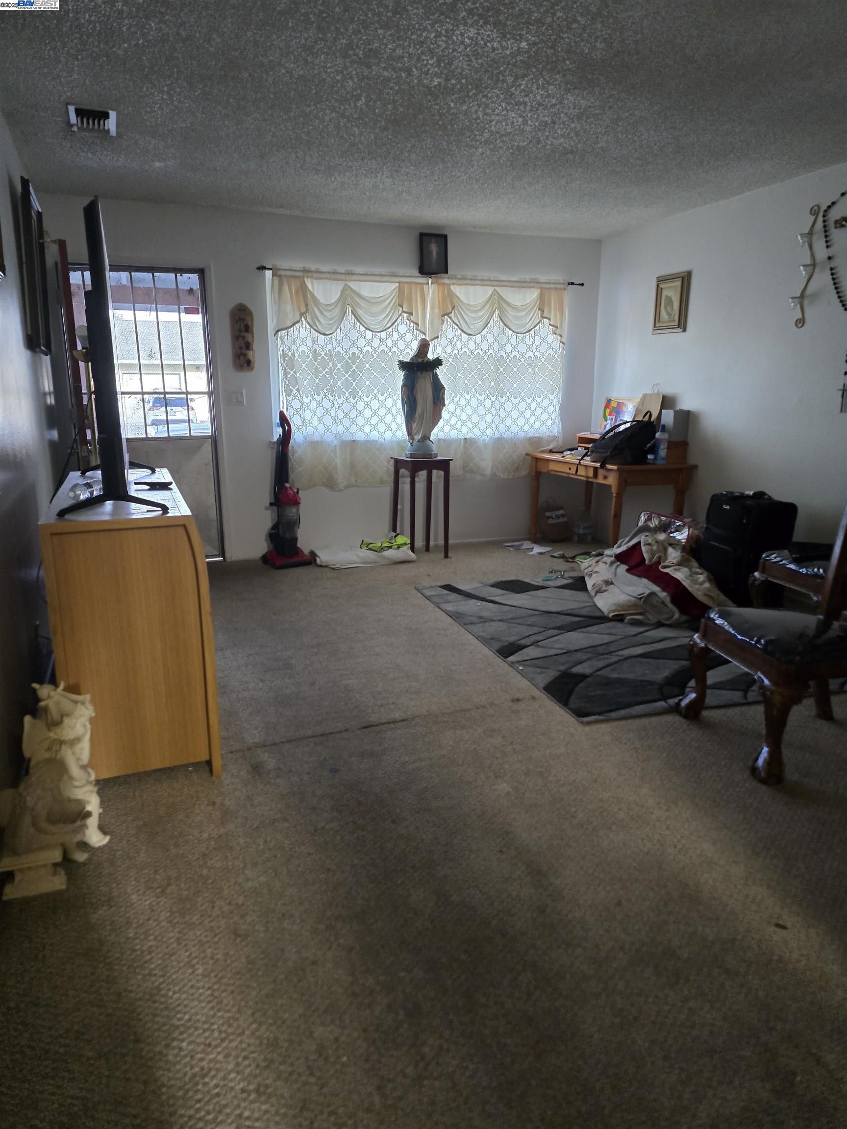 Detail Gallery Image 3 of 9 For 6933 Kermit Ln, Stockton,  CA 95207 - 3 Beds | 1 Baths