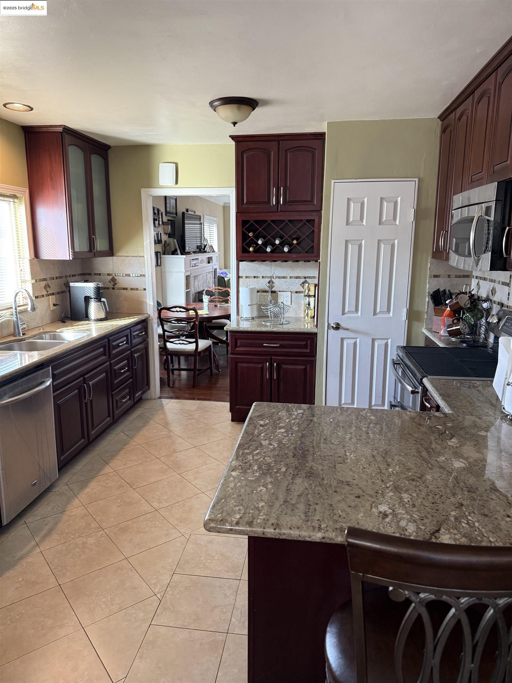 Detail Gallery Image 4 of 5 For 1540 Stuart St, Berkeley,  CA 94703 - 2 Beds | 2 Baths