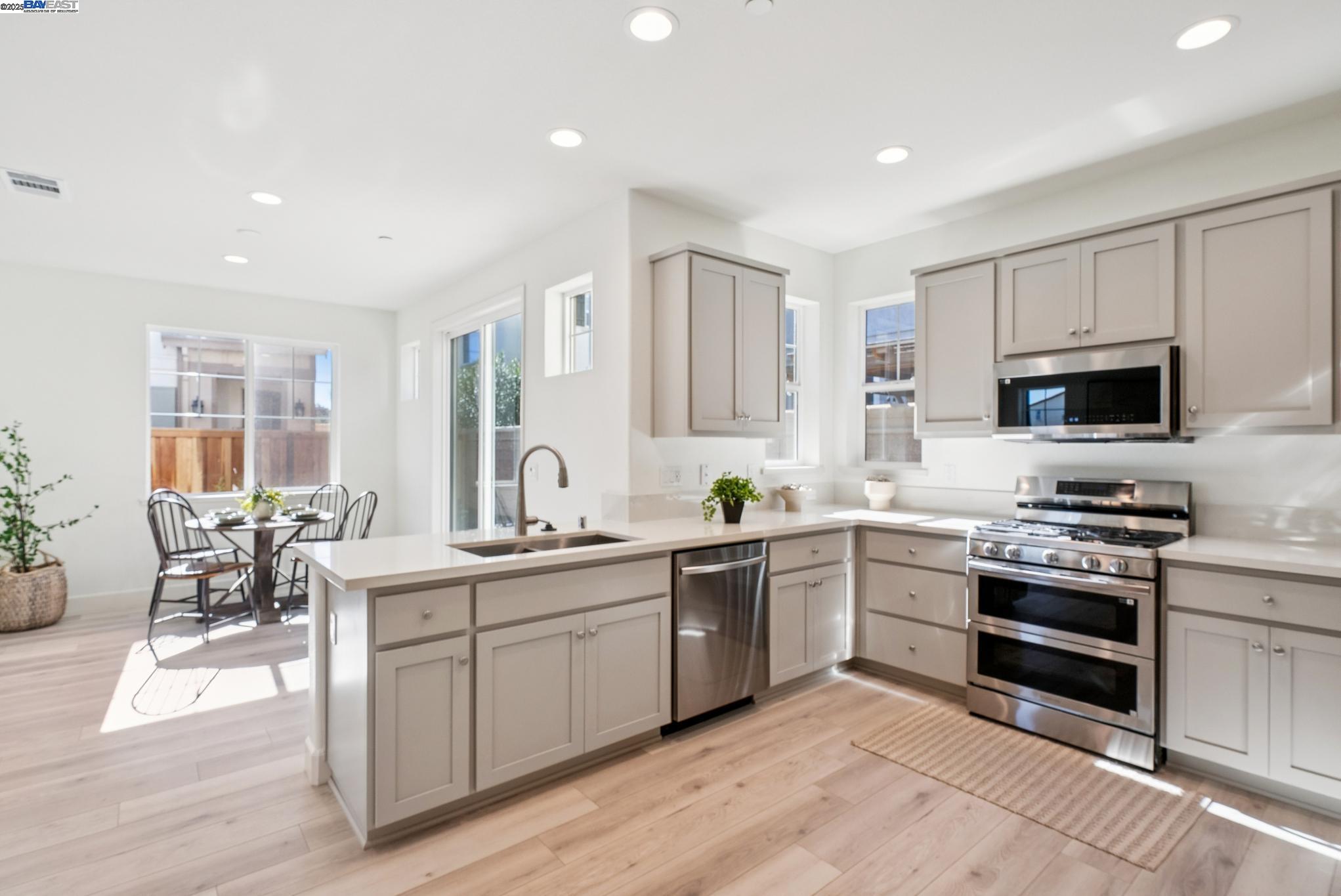 Detail Gallery Image 11 of 40 For 246 Mindy Way, Pittsburg,  CA 94565 - 5 Beds | 3/1 Baths