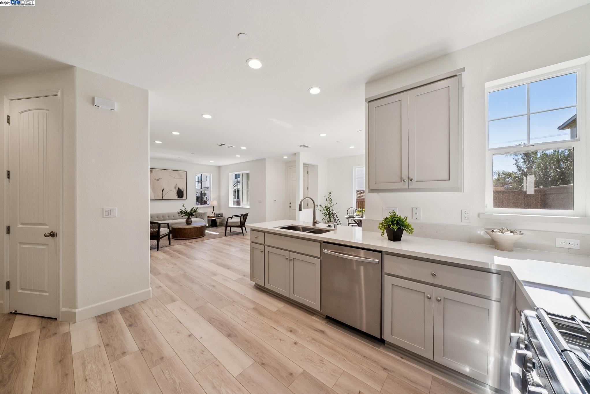 Detail Gallery Image 12 of 39 For 246 Mindy Way, Pittsburg,  CA 94565 - 5 Beds | 3/1 Baths