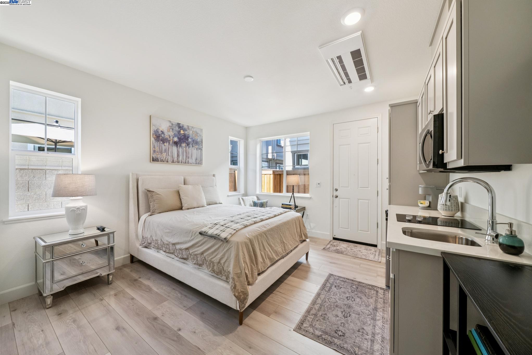 Detail Gallery Image 16 of 40 For 246 Mindy Way, Pittsburg,  CA 94565 - 5 Beds | 3/1 Baths