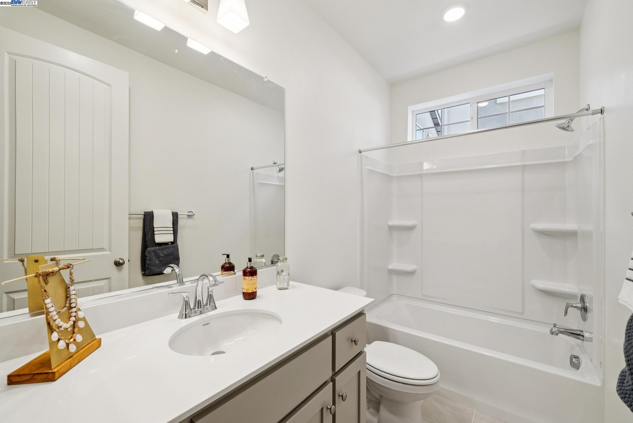 Detail Gallery Image 19 of 39 For 246 Mindy Way, Pittsburg,  CA 94565 - 5 Beds | 3/1 Baths