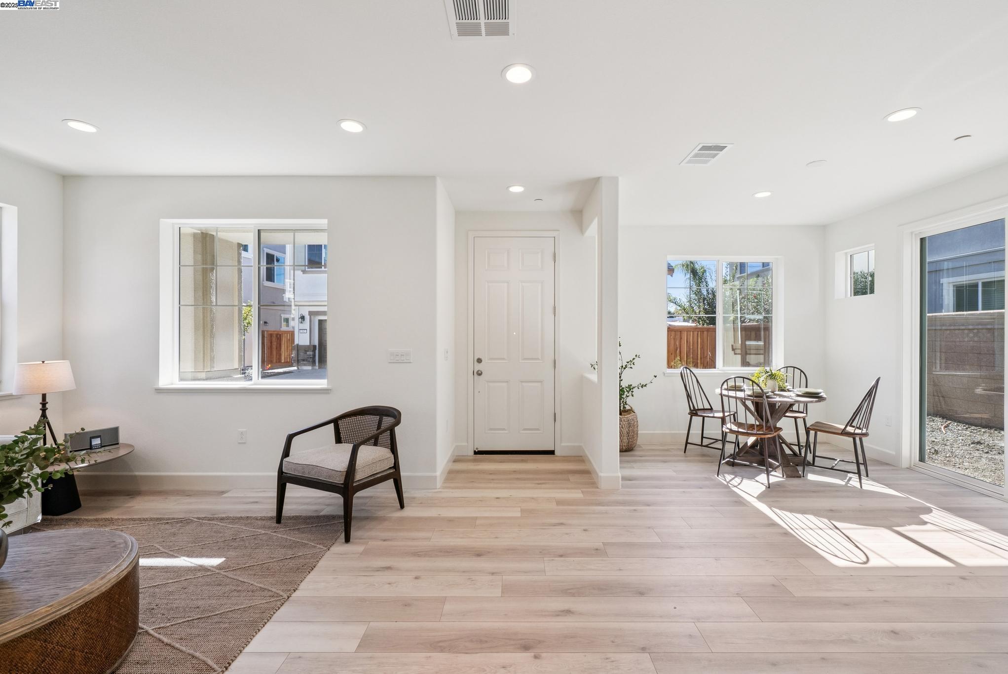 Detail Gallery Image 6 of 40 For 246 Mindy Way, Pittsburg,  CA 94565 - 5 Beds | 3/1 Baths