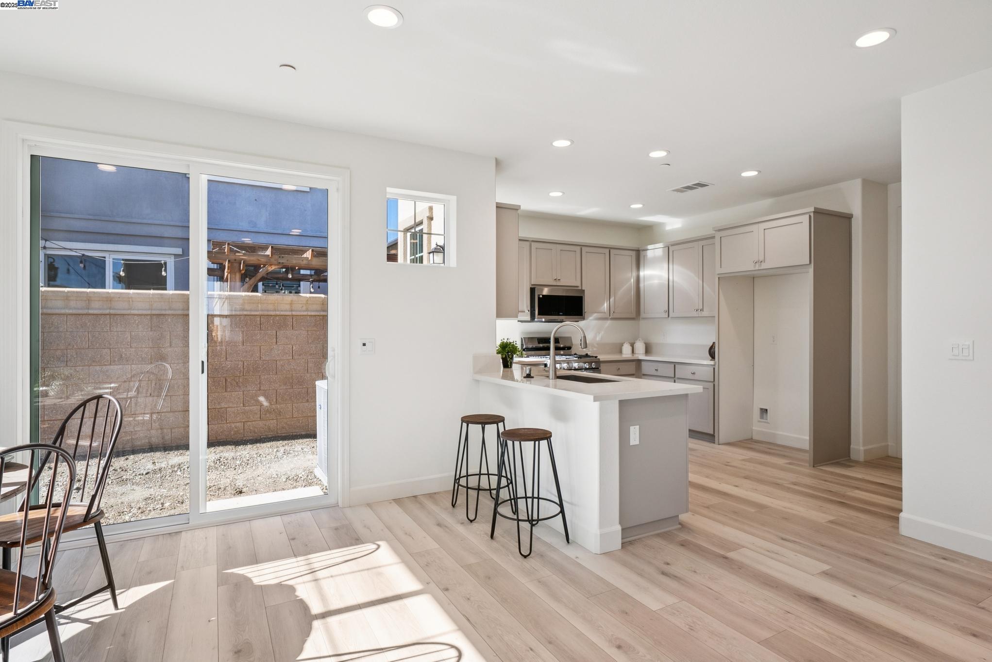 Detail Gallery Image 9 of 40 For 246 Mindy Way, Pittsburg,  CA 94565 - 5 Beds | 3/1 Baths