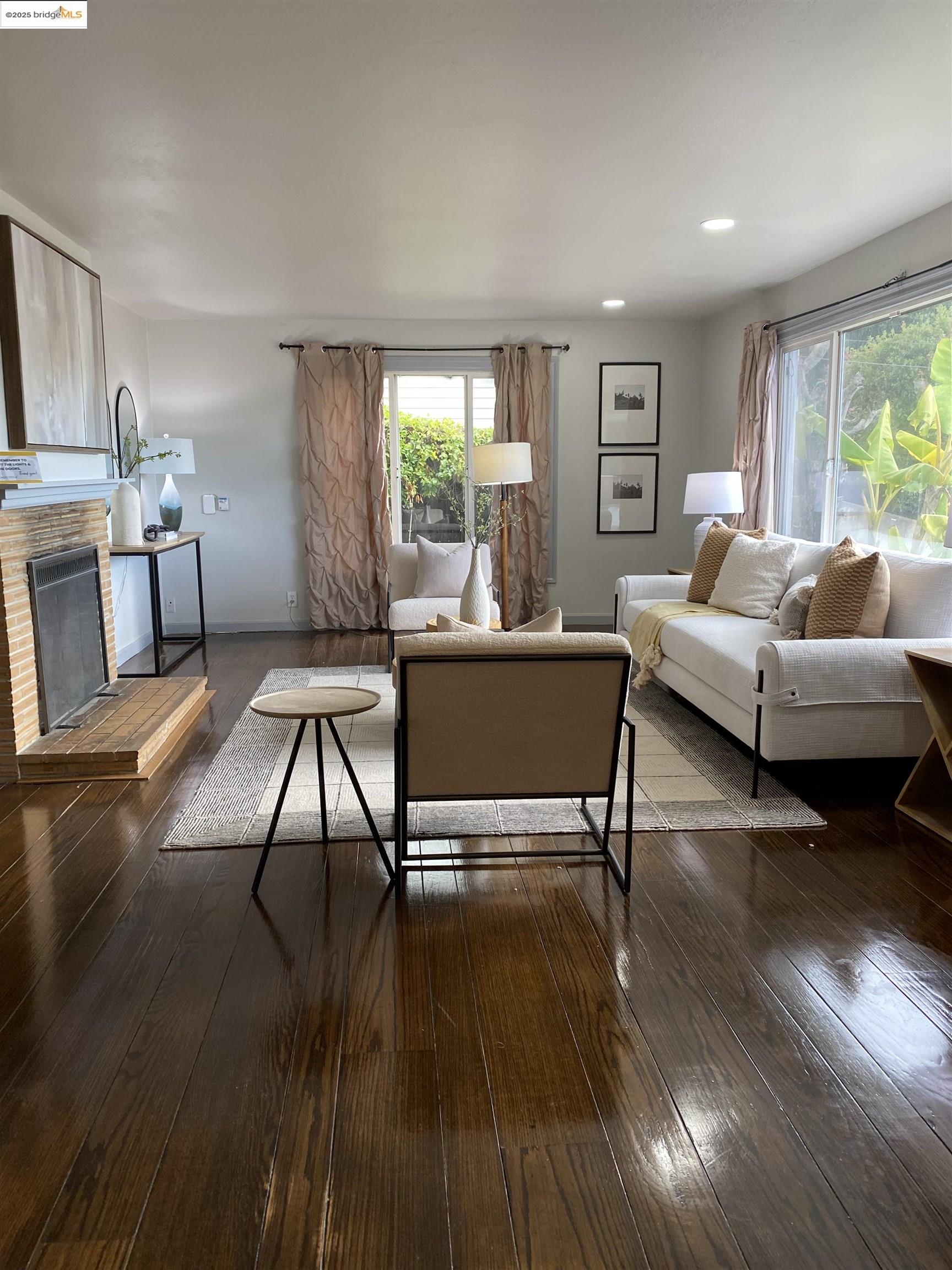 Detail Gallery Image 2 of 17 For 8454 E Ney Ave, Oakland,  CA 94605 - 3 Beds | 2 Baths