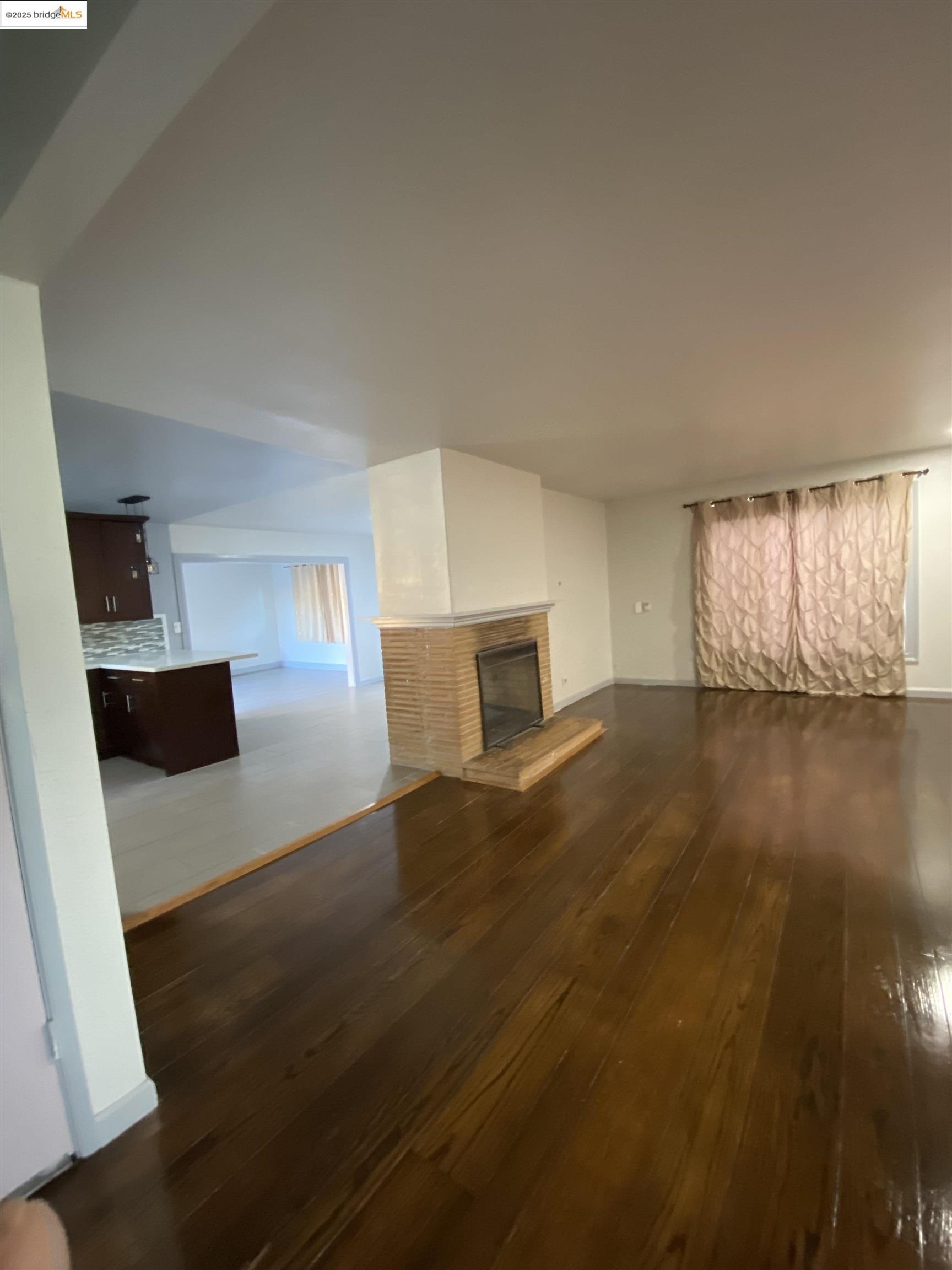 Detail Gallery Image 3 of 16 For 8454 E Ney Ave, Oakland,  CA 94605 - 3 Beds | 2 Baths