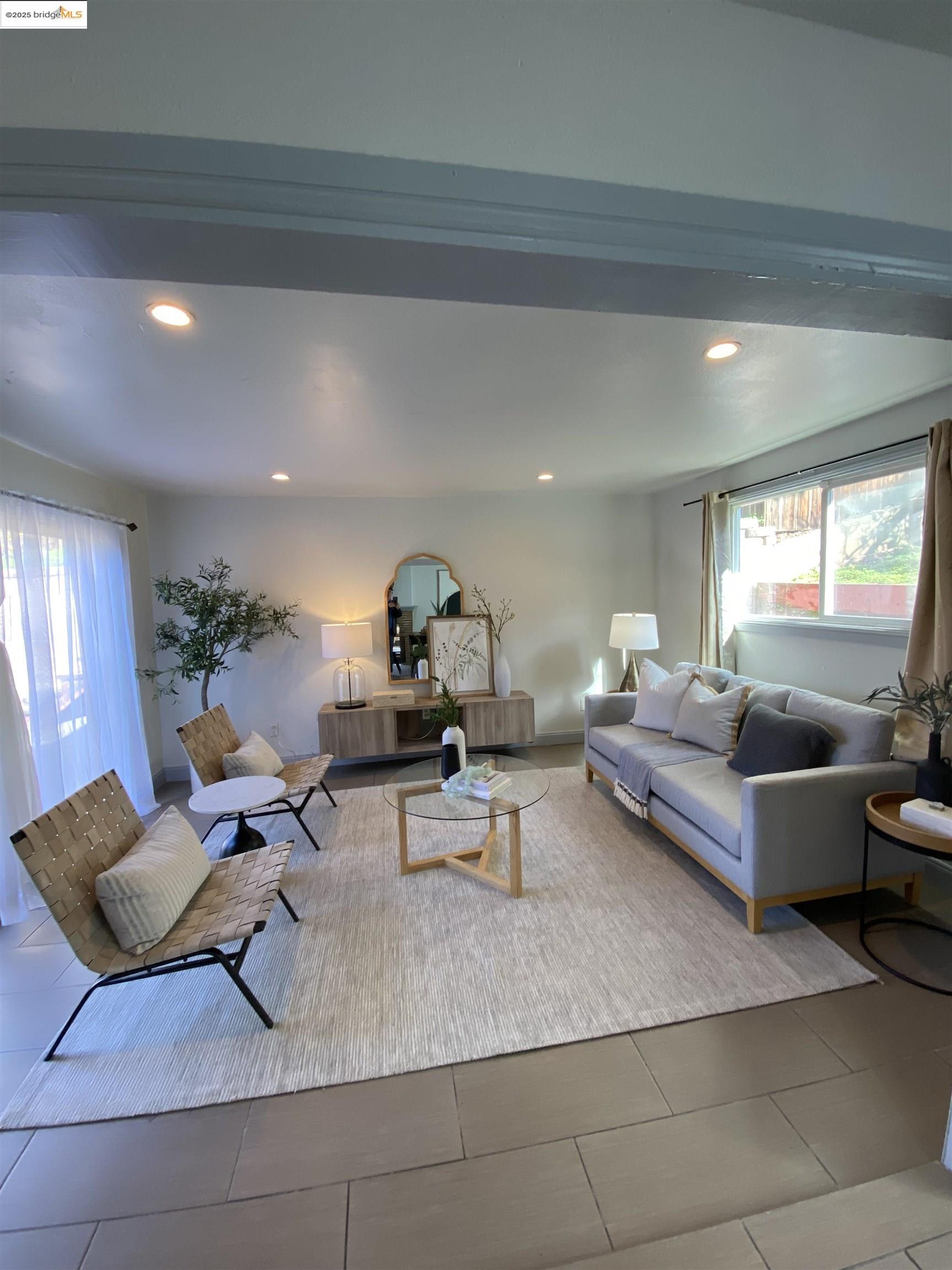 Detail Gallery Image 4 of 17 For 8454 E Ney Ave, Oakland,  CA 94605 - 3 Beds | 2 Baths