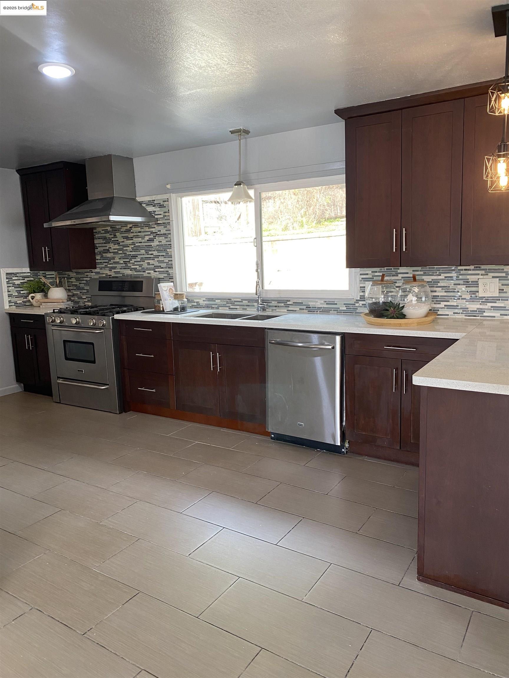 Detail Gallery Image 5 of 17 For 8454 E Ney Ave, Oakland,  CA 94605 - 3 Beds | 2 Baths