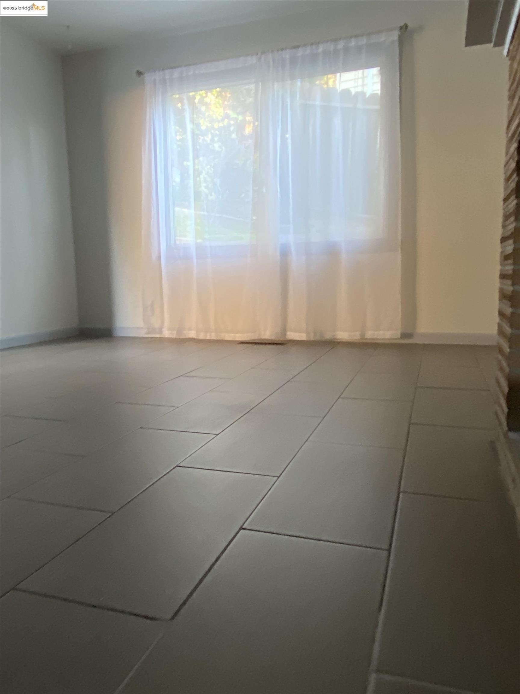 Detail Gallery Image 6 of 16 For 8454 E Ney Ave, Oakland,  CA 94605 - 3 Beds | 2 Baths