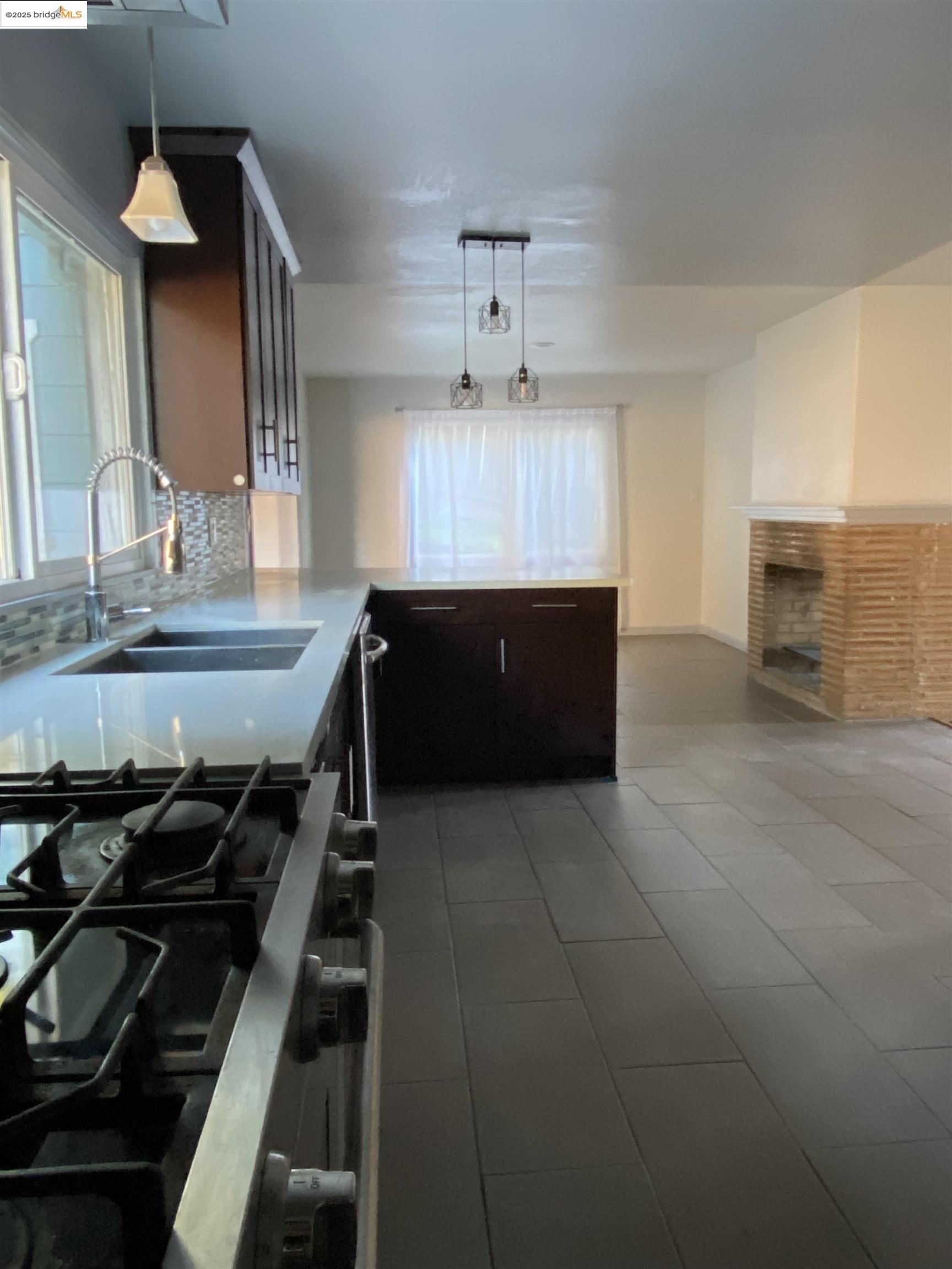 Detail Gallery Image 8 of 16 For 8454 E Ney Ave, Oakland,  CA 94605 - 3 Beds | 2 Baths