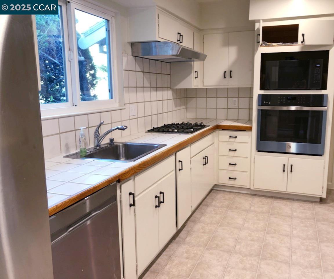 Detail Gallery Image 4 of 21 For 44 Muth Dr, Orinda,  CA 94563 - 3 Beds | 2 Baths