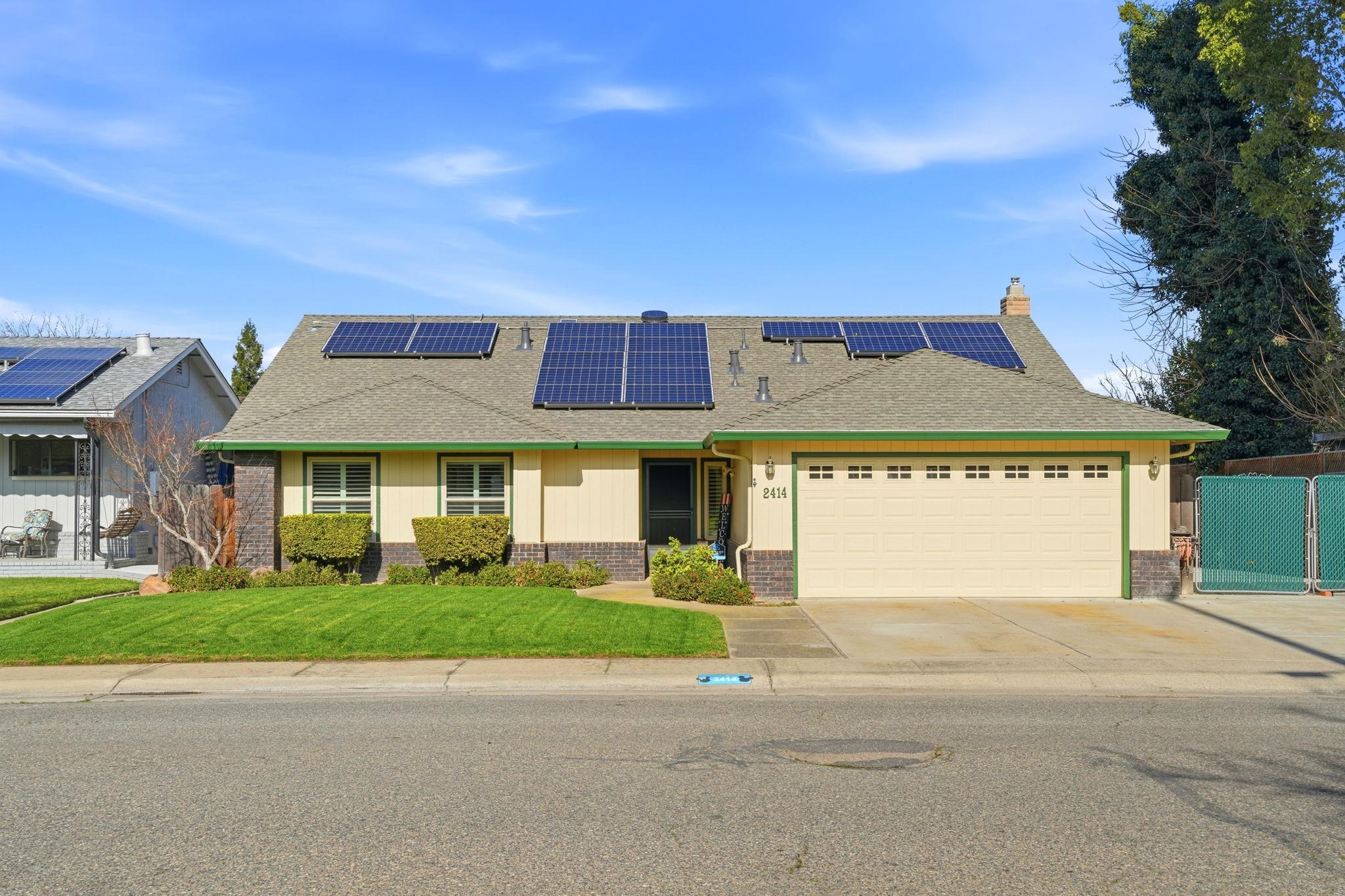 Detail Gallery Image 1 of 37 For 2414 Vine Ave, Escalon,  CA 95320 - 4 Beds | 2 Baths