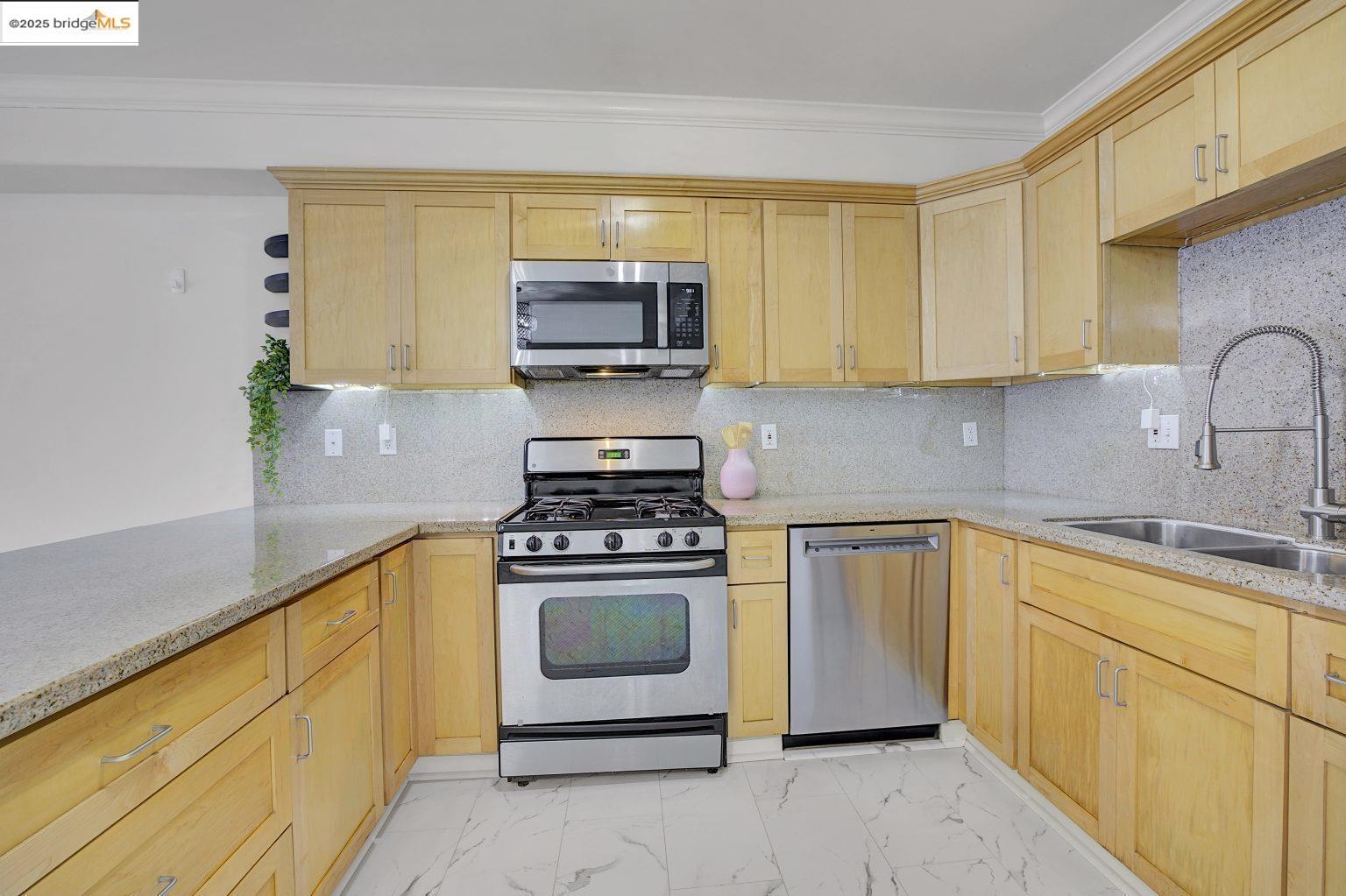 Detail Gallery Image 15 of 32 For 1515 14th Ave #302,  Oakland,  CA 94606 - 3 Beds | 2 Baths