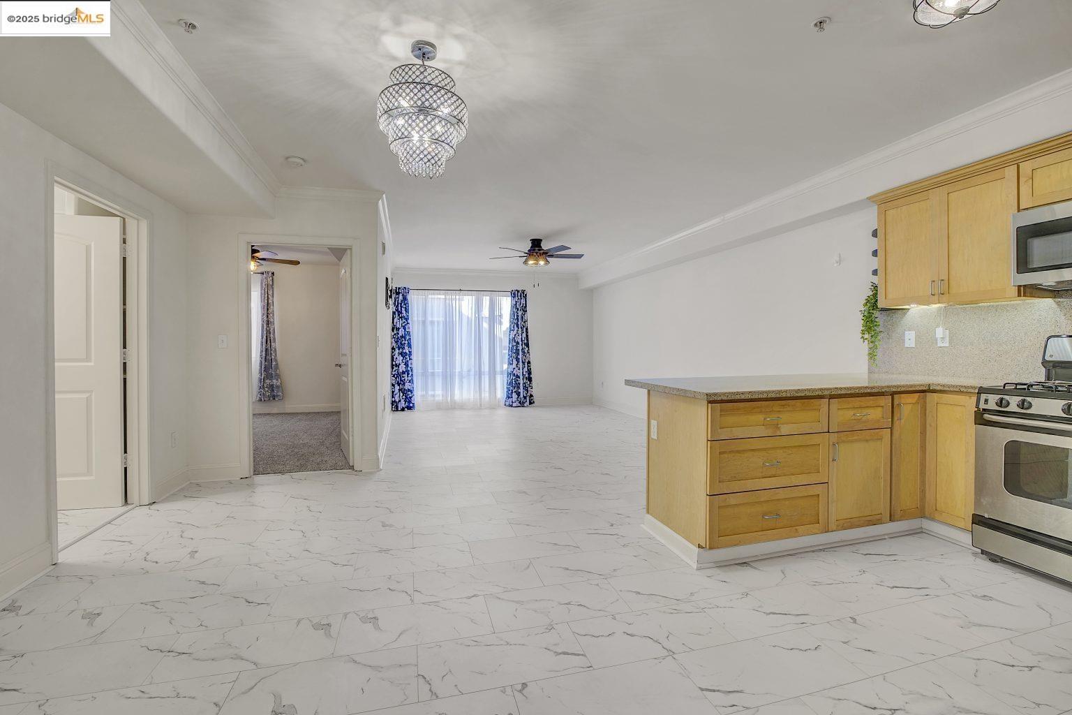 Detail Gallery Image 16 of 32 For 1515 14th Ave #302,  Oakland,  CA 94606 - 3 Beds | 2 Baths