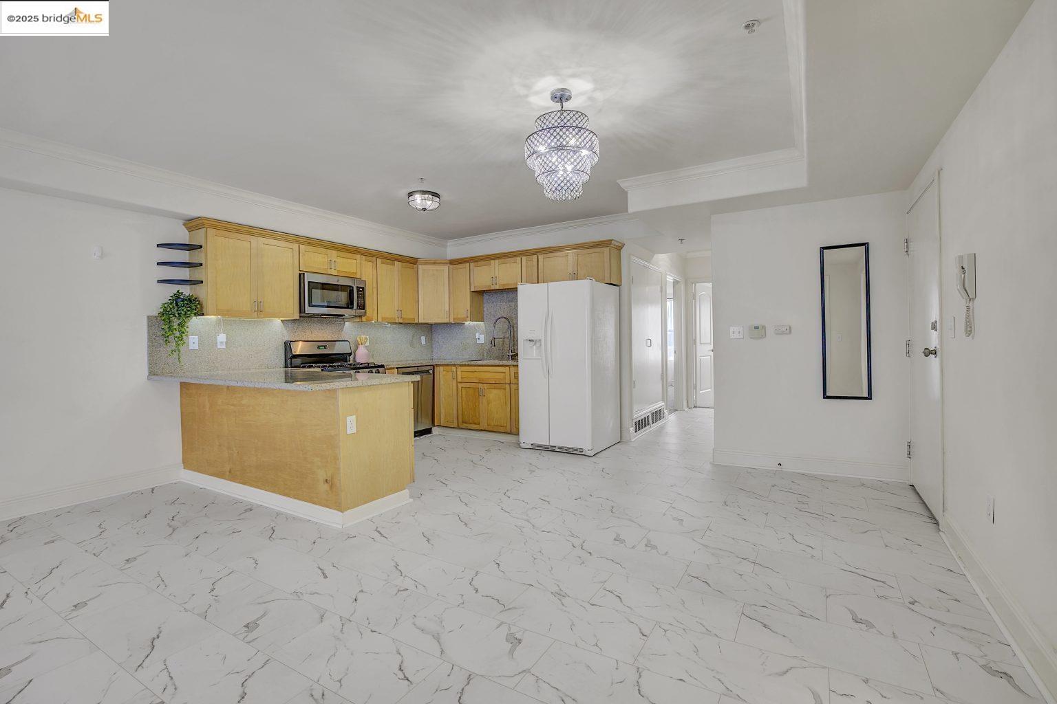 Detail Gallery Image 17 of 32 For 1515 14th Ave #302,  Oakland,  CA 94606 - 3 Beds | 2 Baths