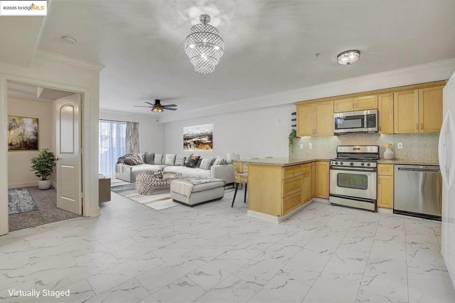 Detail Gallery Image 3 of 32 For 1515 14th Ave #302,  Oakland,  CA 94606 - 3 Beds | 2 Baths