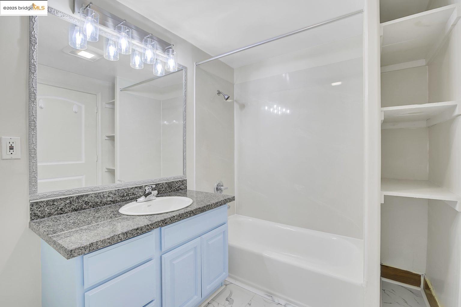 Detail Gallery Image 6 of 32 For 1515 14th Ave #302,  Oakland,  CA 94606 - 3 Beds | 2 Baths