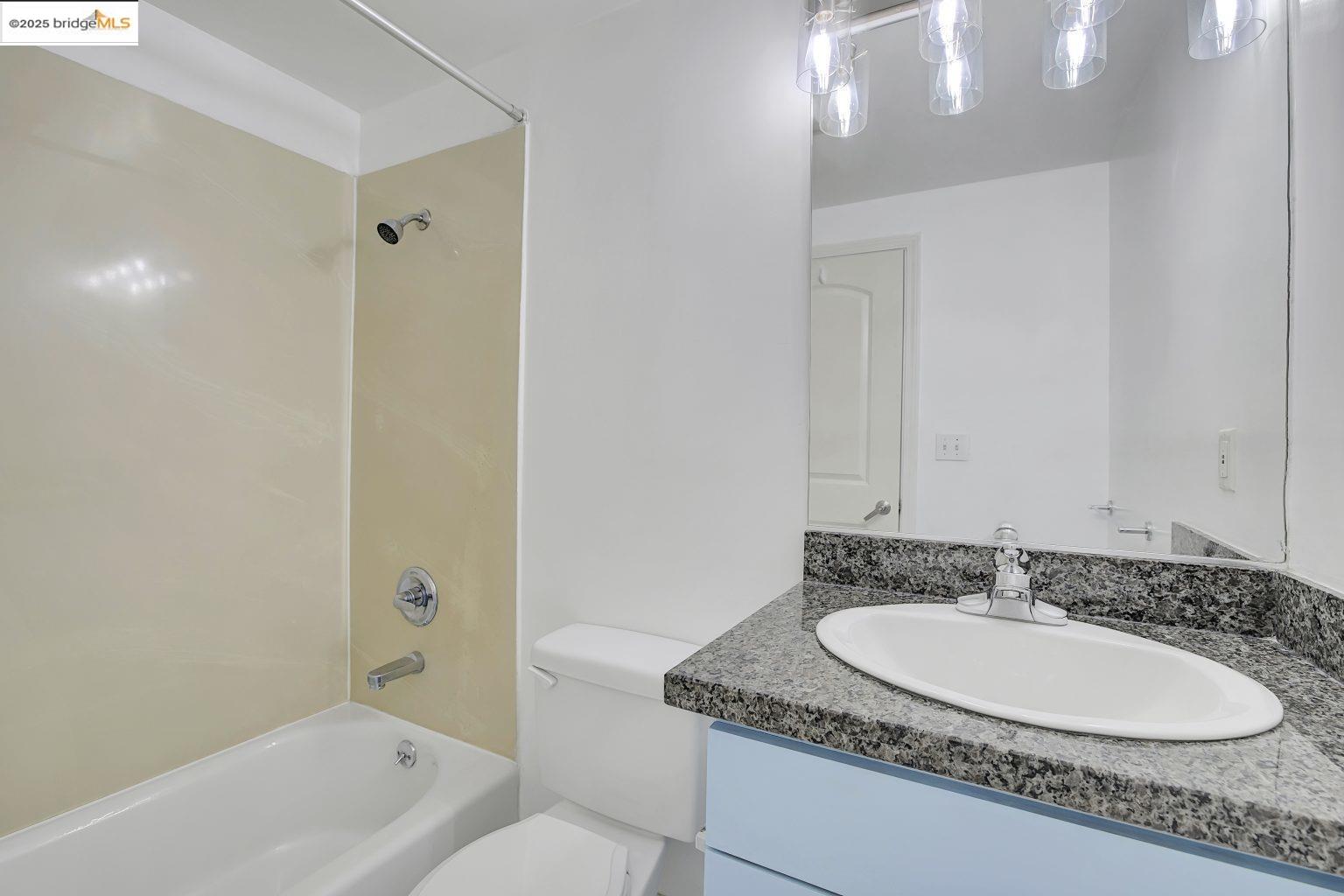 Detail Gallery Image 10 of 32 For 1515 14th Ave #302,  Oakland,  CA 94606 - 3 Beds | 2 Baths