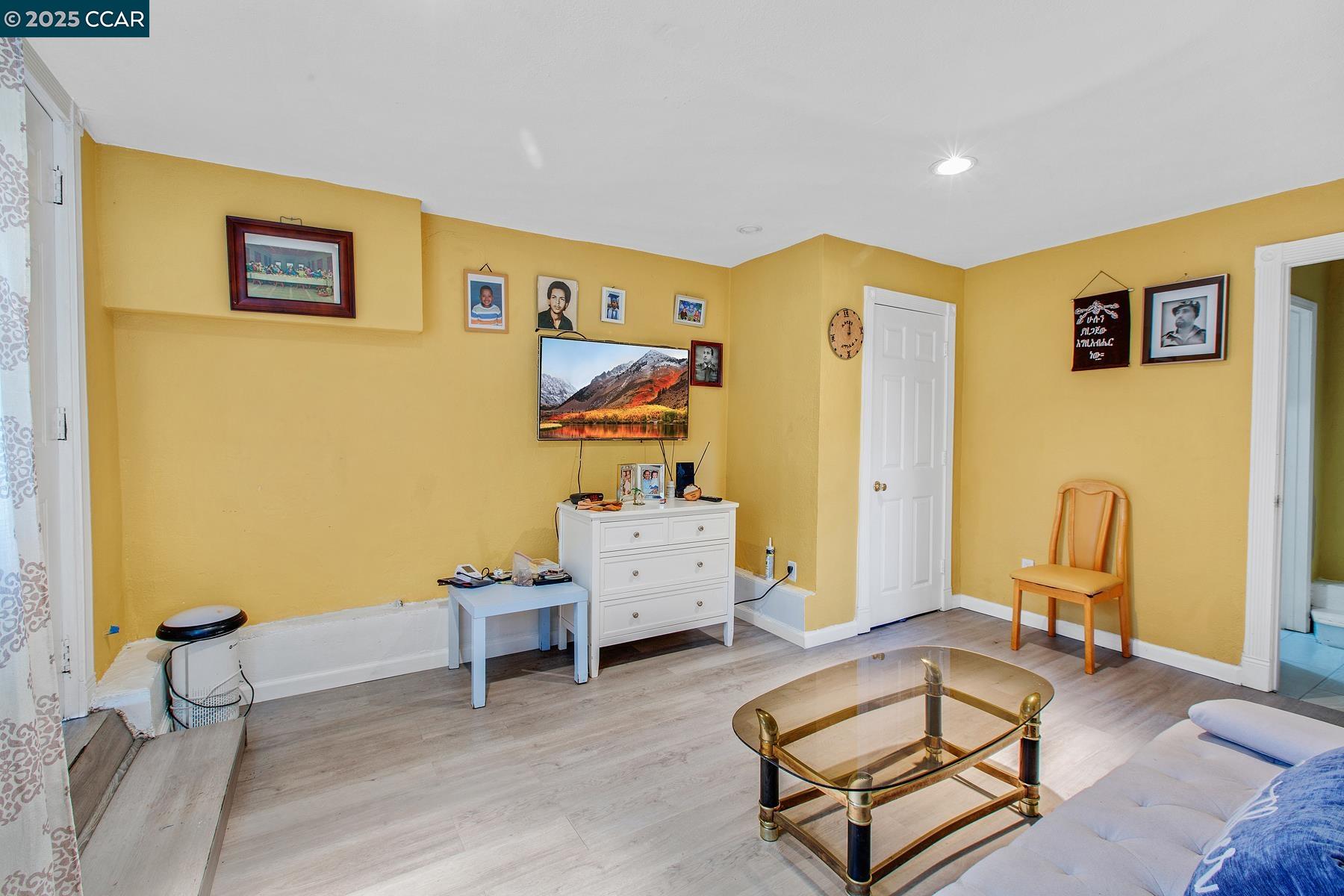 Detail Gallery Image 13 of 19 For 985 39th Street, Oakland,  CA 94608 - – Beds | – Baths