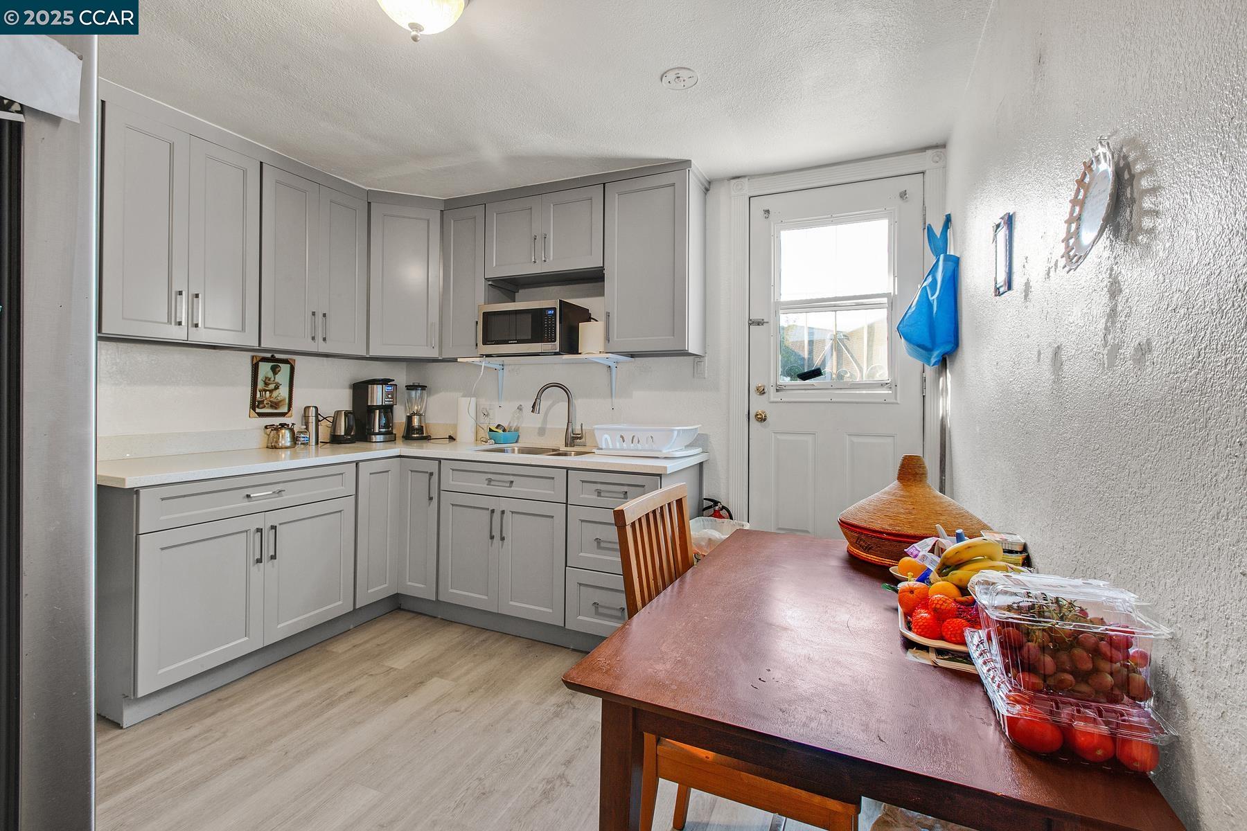 Detail Gallery Image 14 of 19 For 985 39th Street, Oakland,  CA 94608 - – Beds | – Baths