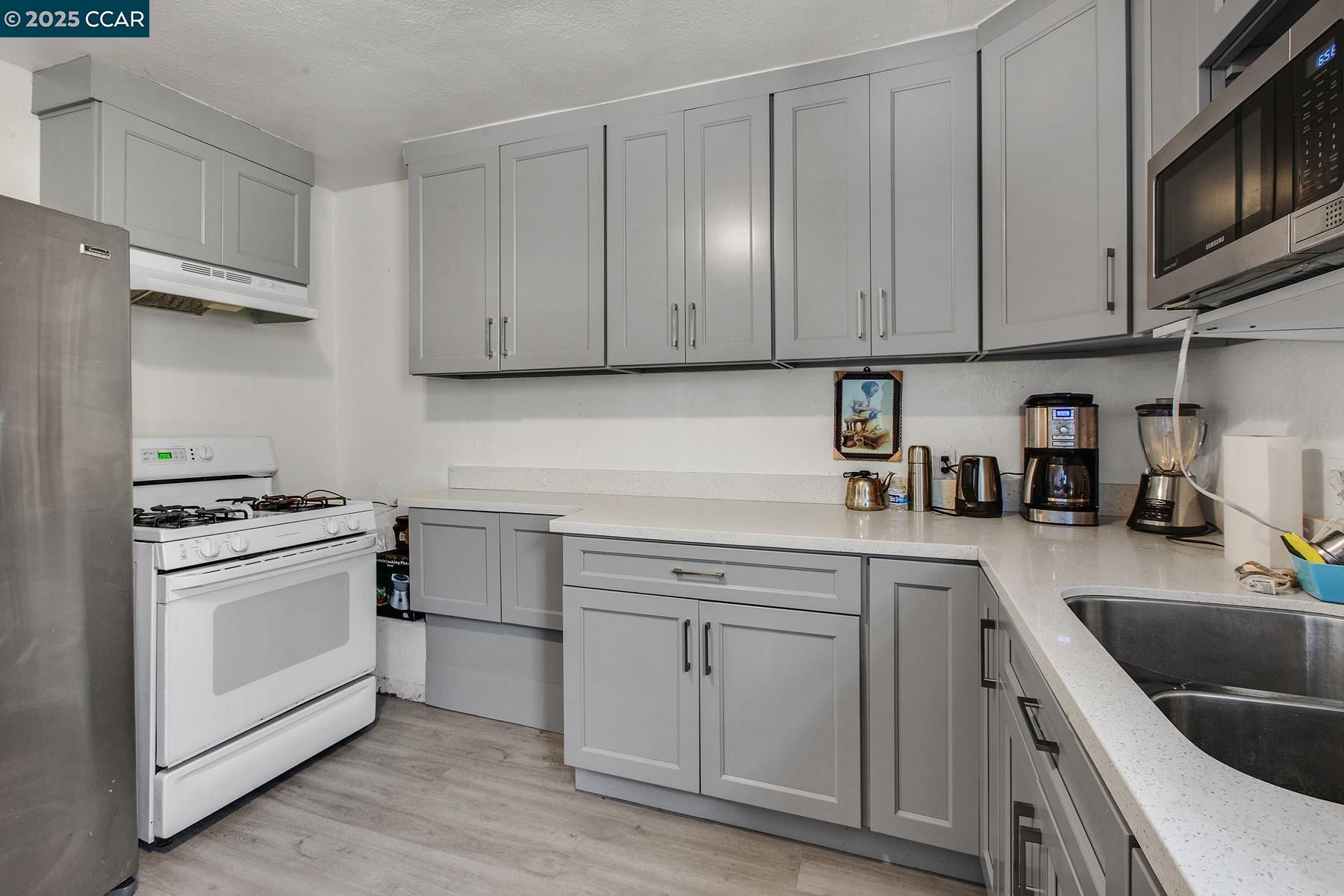 Detail Gallery Image 15 of 19 For 985 39th Street, Oakland,  CA 94608 - – Beds | – Baths