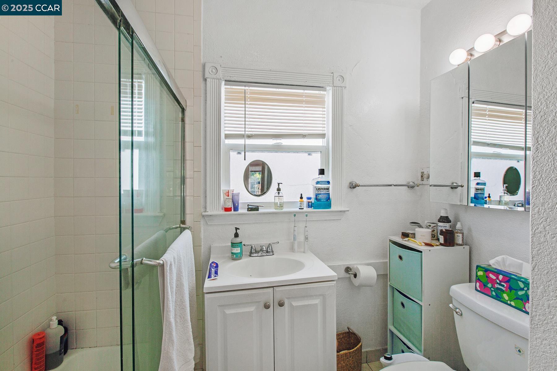 Detail Gallery Image 16 of 19 For 985 39th Street, Oakland,  CA 94608 - – Beds | – Baths