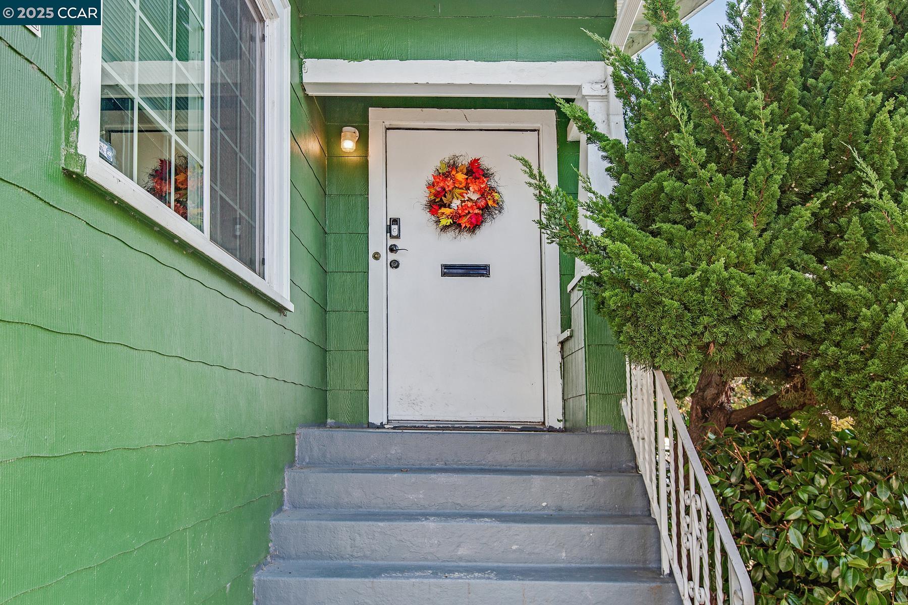 Detail Gallery Image 3 of 19 For 985 39th Street, Oakland,  CA 94608 - – Beds | – Baths