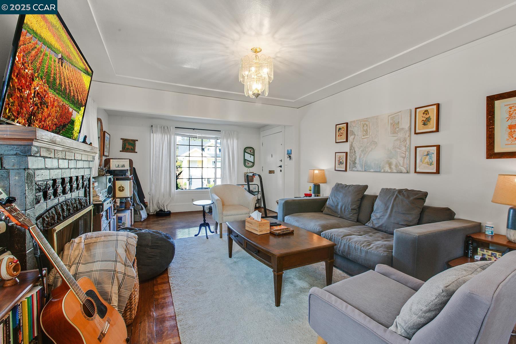 Detail Gallery Image 4 of 19 For 985 39th Street, Oakland,  CA 94608 - – Beds | – Baths