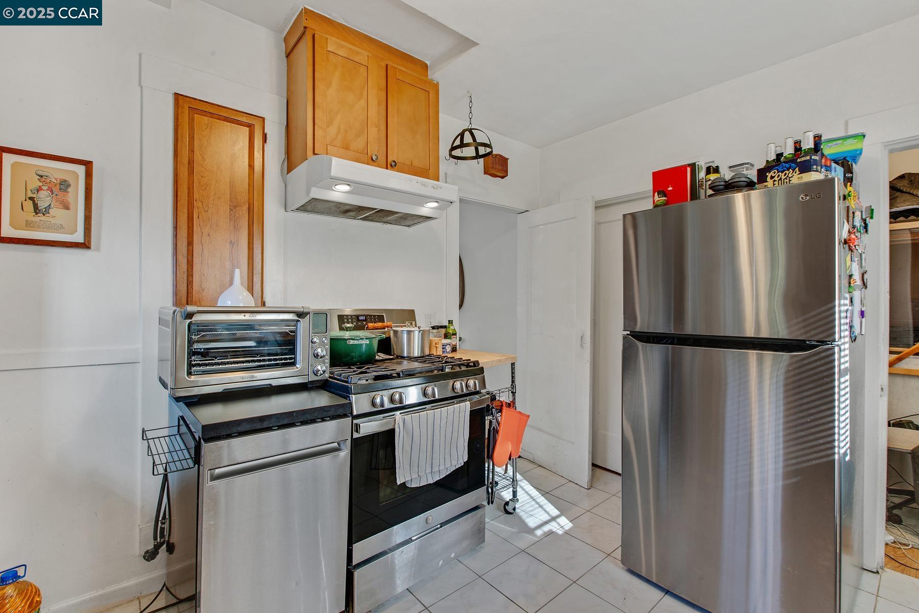 Detail Gallery Image 7 of 19 For 985 39th Street, Oakland,  CA 94608 - – Beds | – Baths