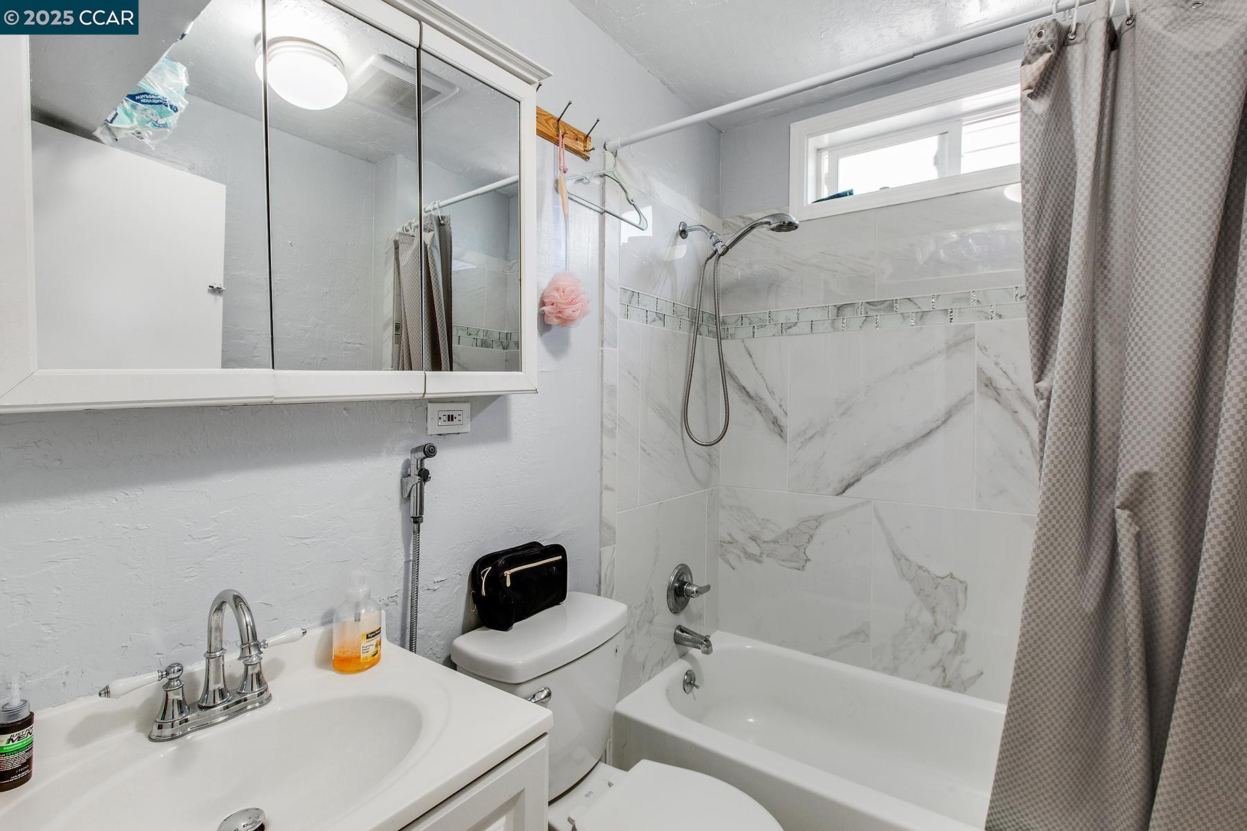 Detail Gallery Image 10 of 19 For 985 39th Street, Oakland,  CA 94608 - – Beds | – Baths