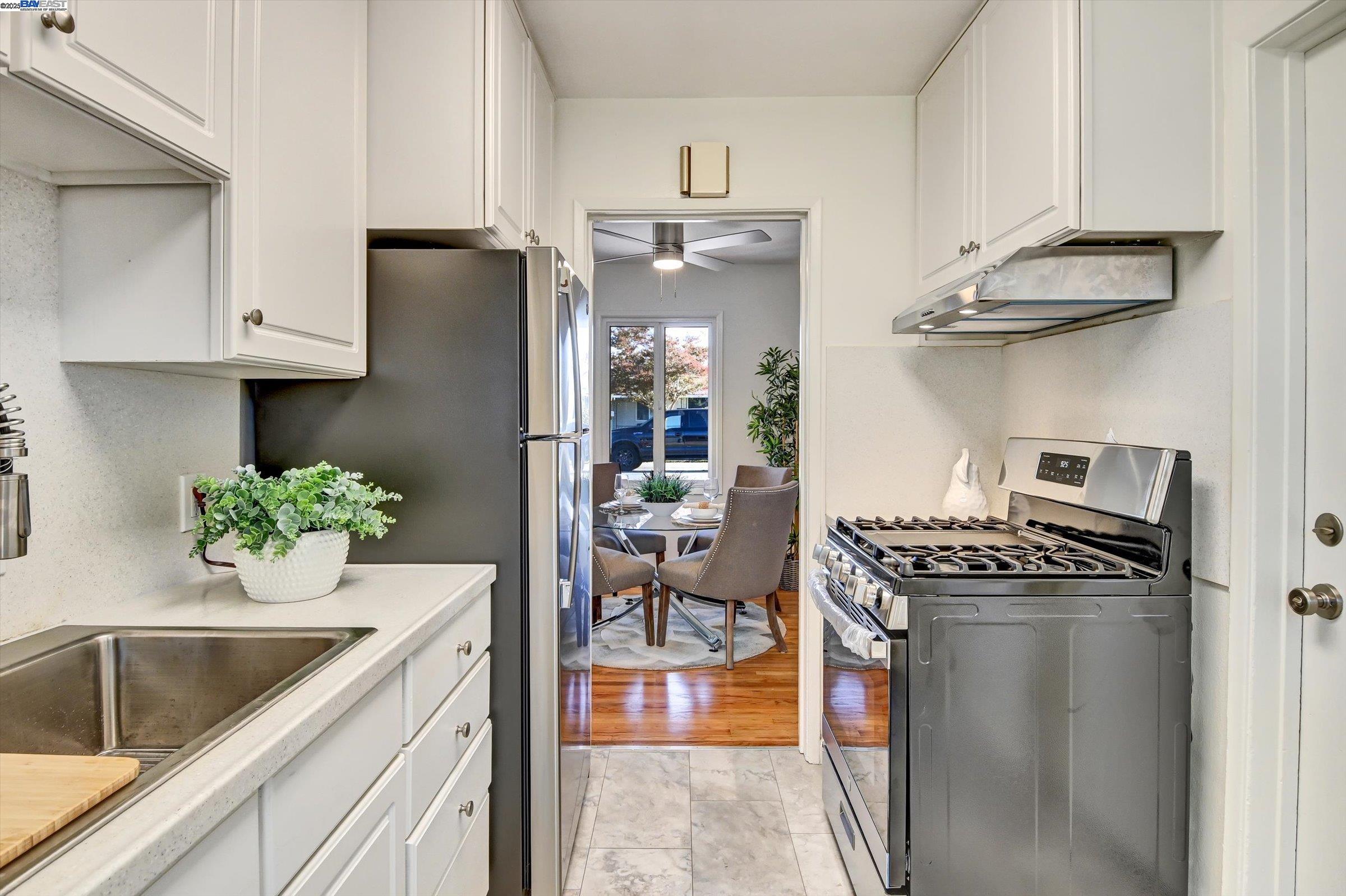 Detail Gallery Image 9 of 17 For 15377 Churchill St, San Leandro,  CA 94579 - 2 Beds | 1 Baths