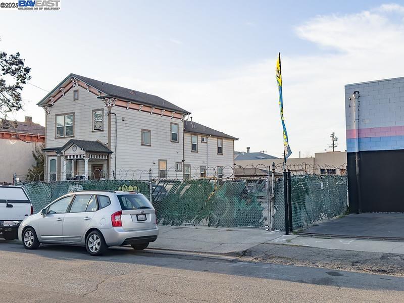 Detail Gallery Image 2 of 4 For 1041 7th Ave, Oakland,  CA 94607 - – Beds | – Baths