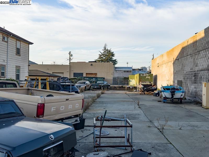 Detail Gallery Image 3 of 4 For 1041 7th Ave, Oakland,  CA 94607 - – Beds | – Baths