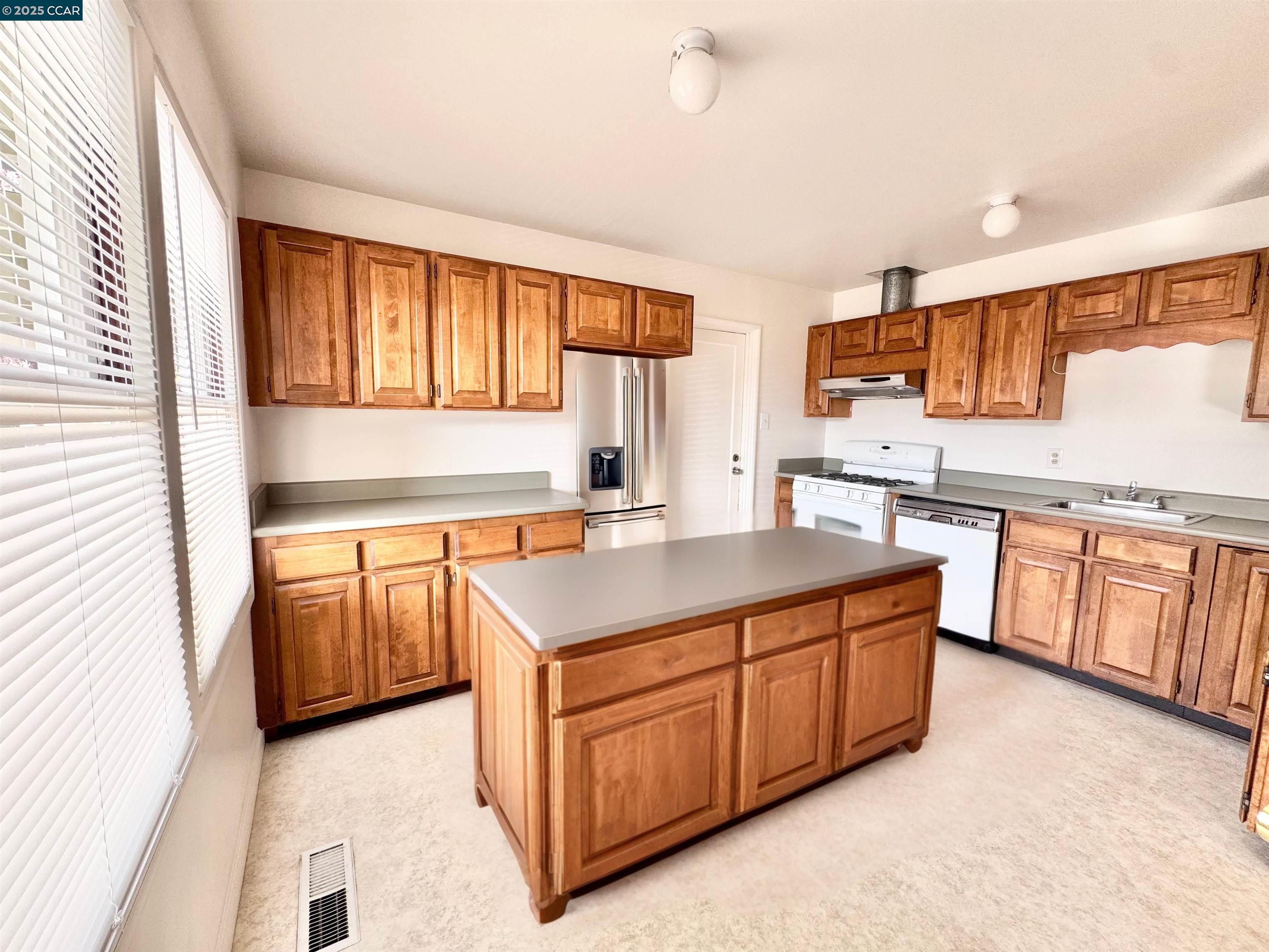 Detail Gallery Image 13 of 25 For 1834 Venice Dr, Concord,  CA 94519 - 3 Beds | 1 Baths