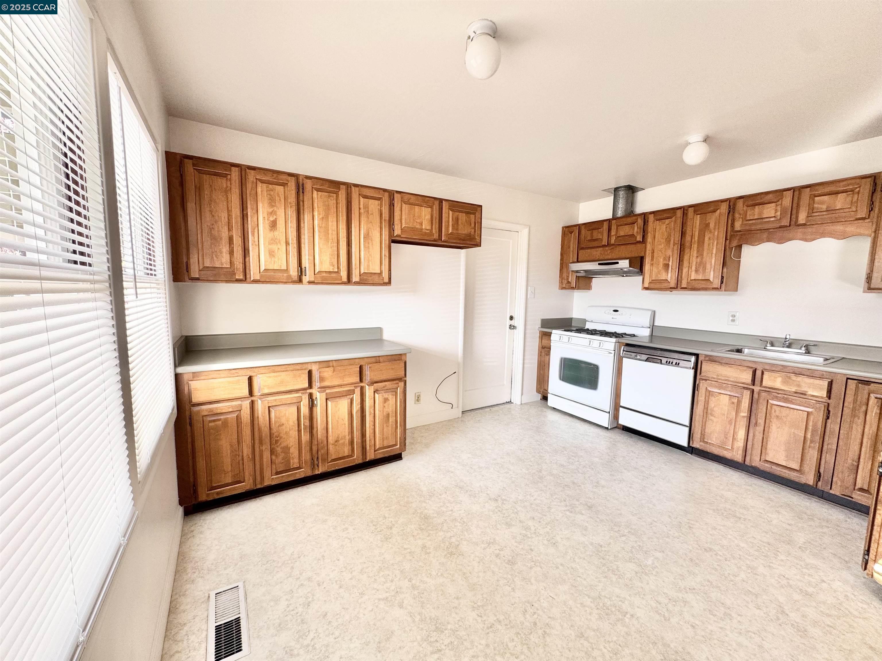 Detail Gallery Image 14 of 25 For 1834 Venice Dr, Concord,  CA 94519 - 3 Beds | 1 Baths