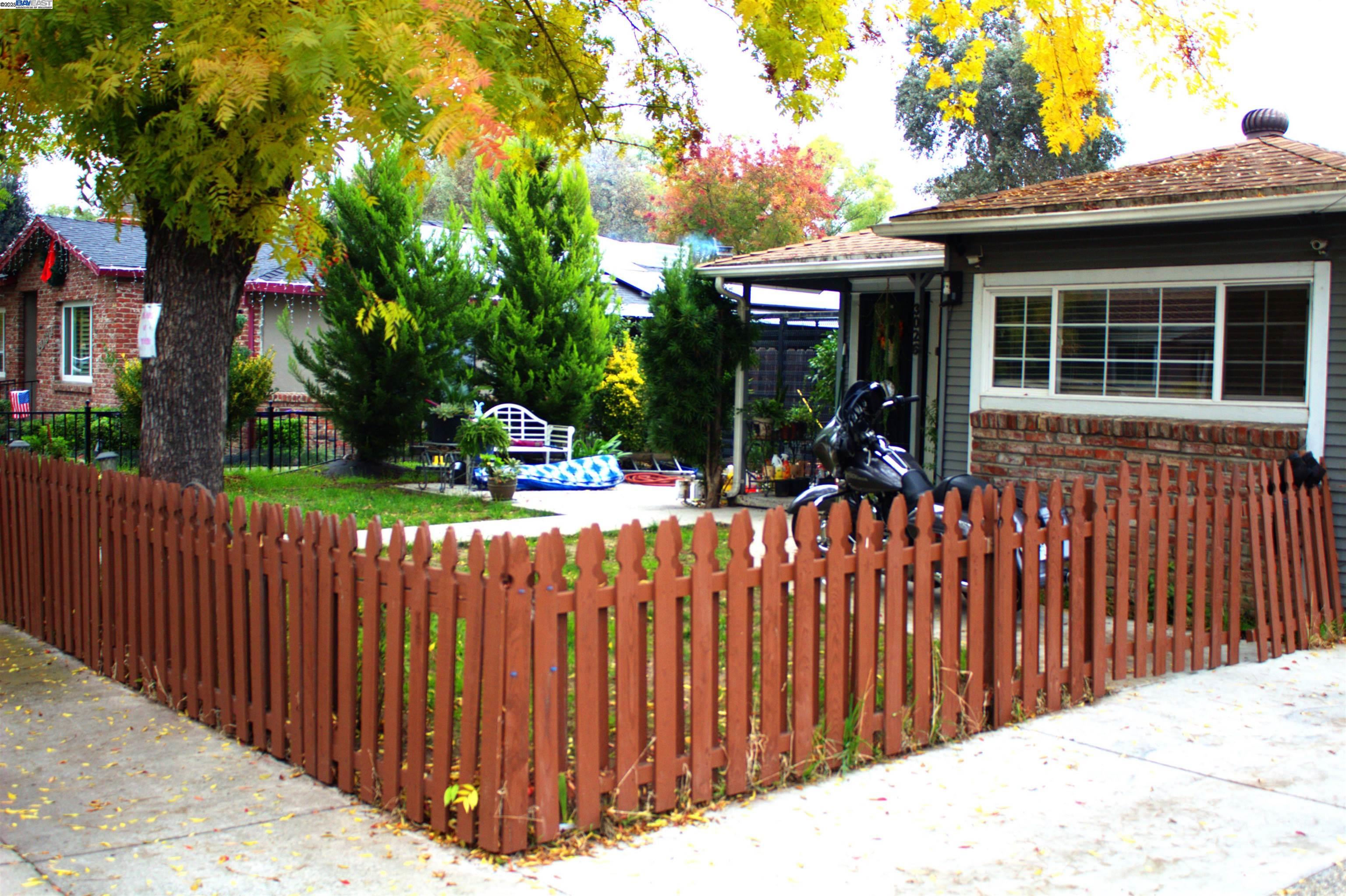 Detail Gallery Image 3 of 17 For 3026 N American, Stockton,  CA 95204 - 2 Beds | 2 Baths