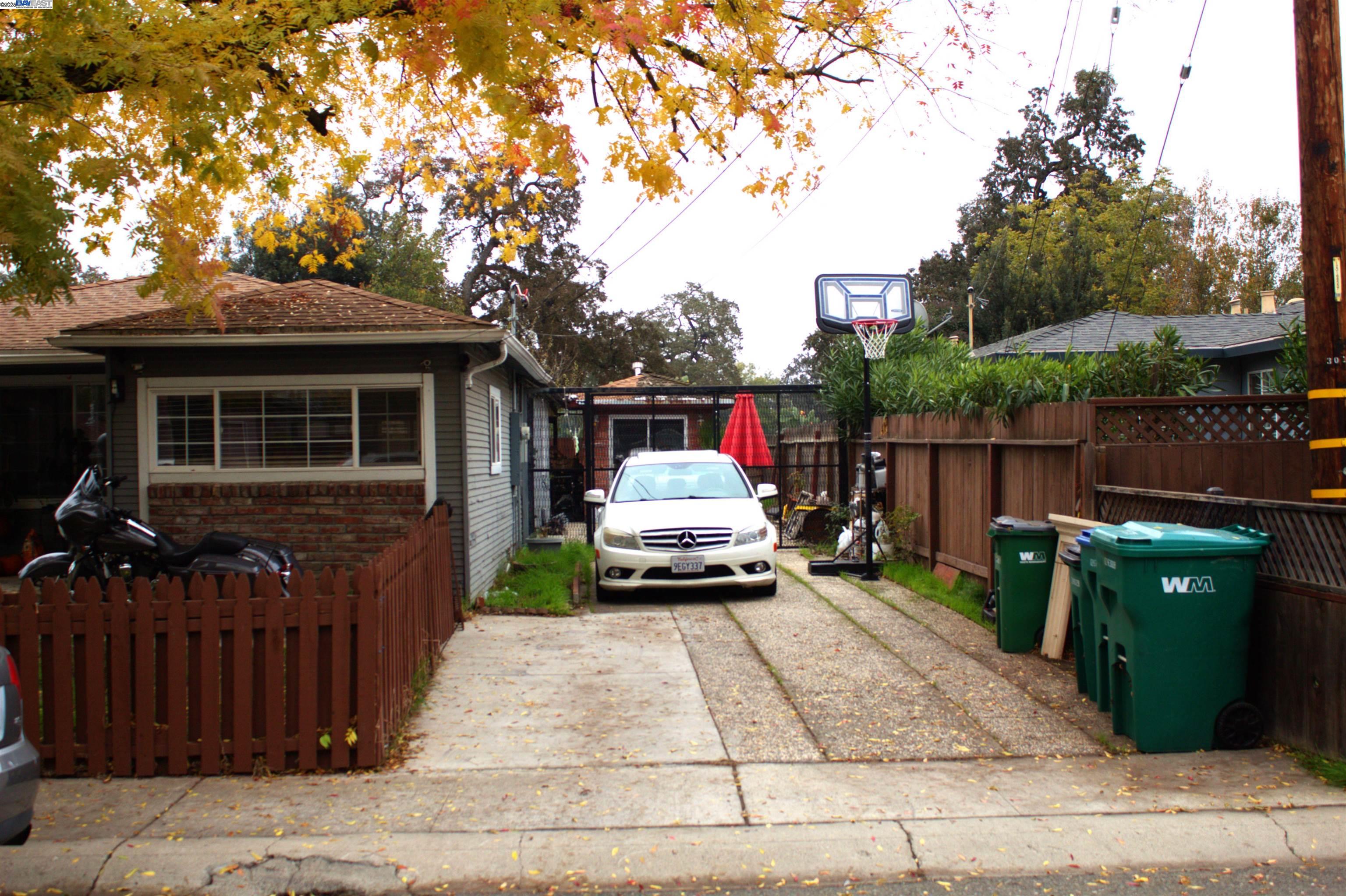 Detail Gallery Image 4 of 17 For 3026 N American, Stockton,  CA 95204 - 2 Beds | 2 Baths