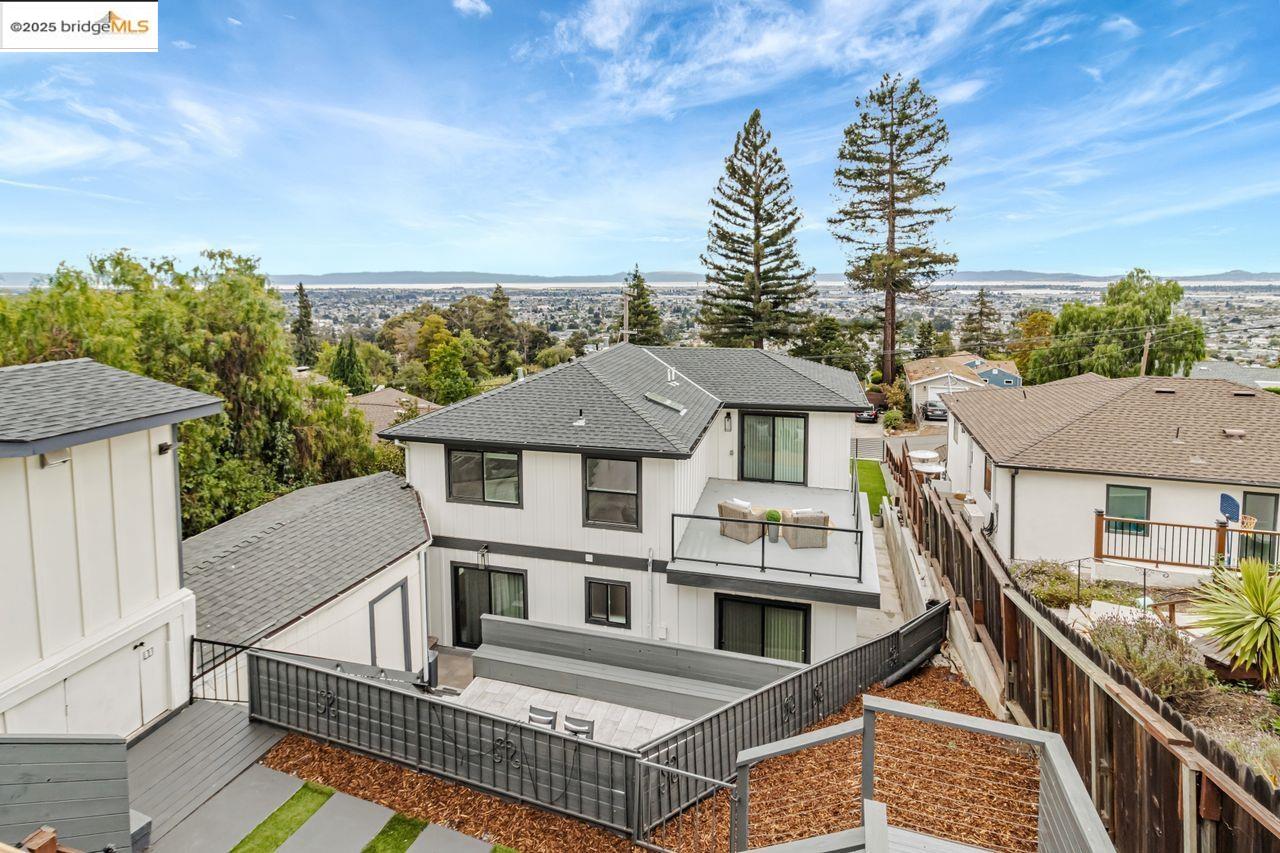 Detail Gallery Image 11 of 60 For 7900 Michigan Ave, Oakland,  CA 94605 - 5 Beds | 4 Baths