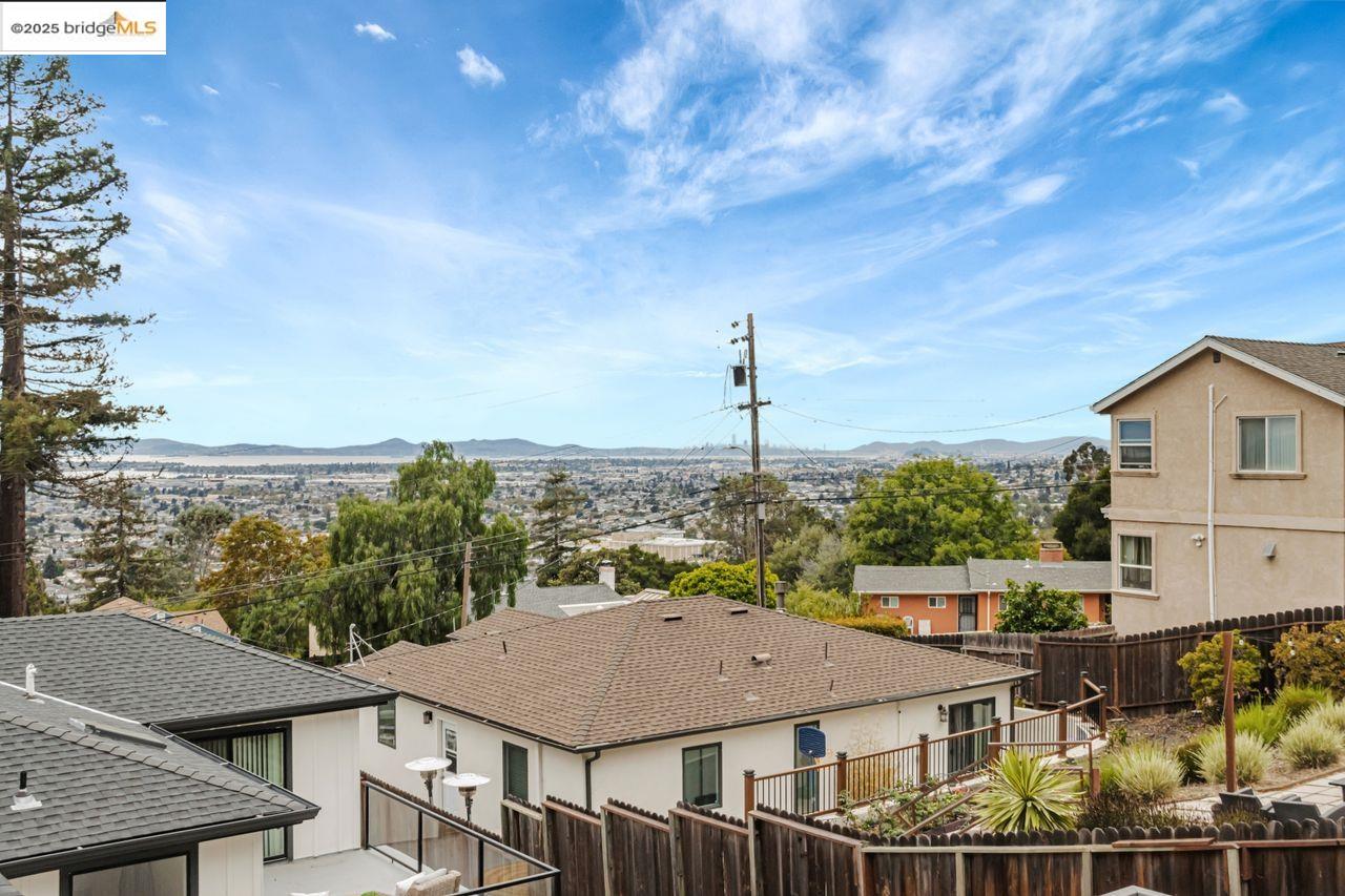 Detail Gallery Image 12 of 60 For 7900 Michigan Ave, Oakland,  CA 94605 - 5 Beds | 4 Baths