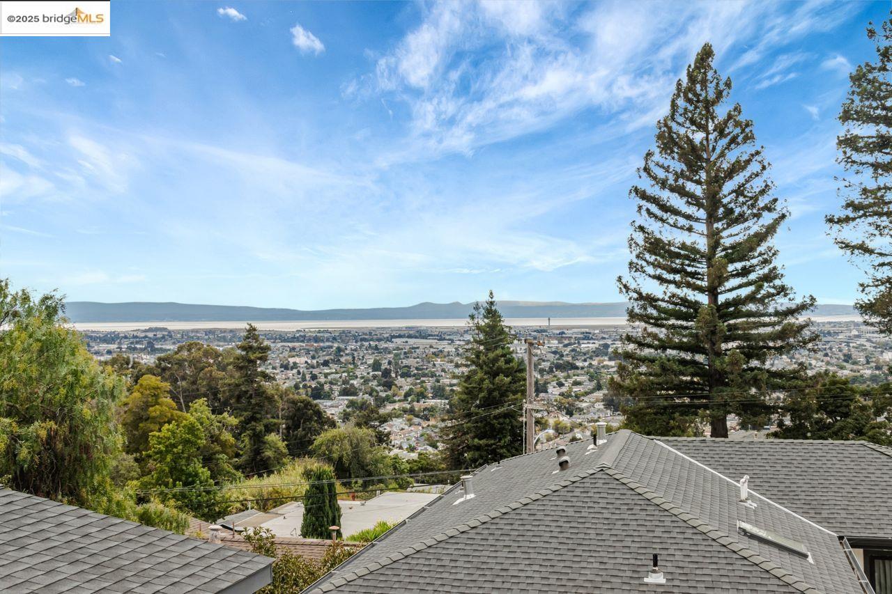 Detail Gallery Image 14 of 60 For 7900 Michigan Ave, Oakland,  CA 94605 - 5 Beds | 4 Baths