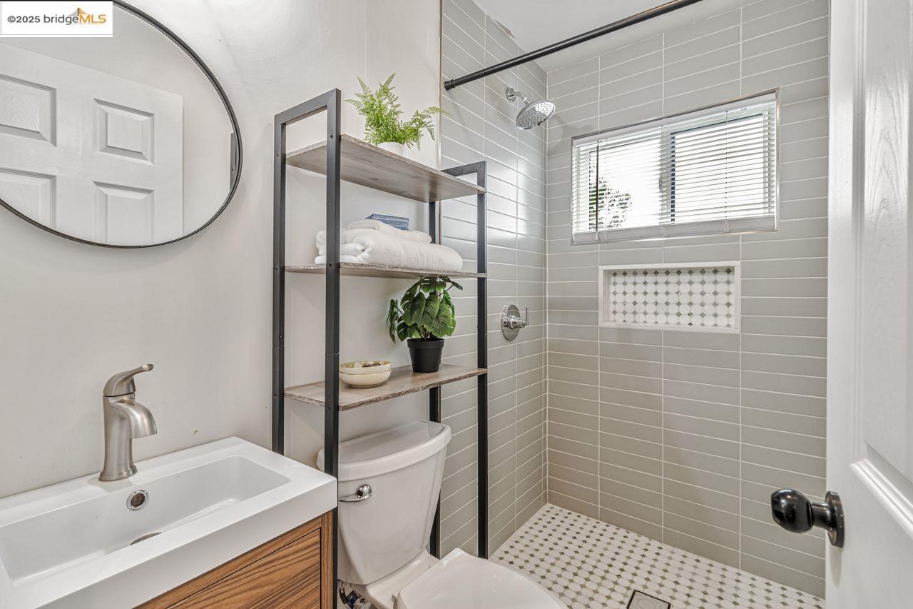 Detail Gallery Image 24 of 60 For 7900 Michigan Ave, Oakland,  CA 94605 - 5 Beds | 4 Baths