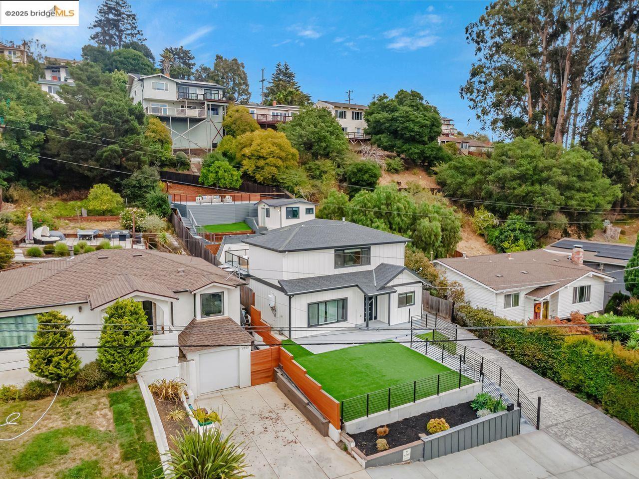 Detail Gallery Image 5 of 60 For 7900 Michigan Ave, Oakland,  CA 94605 - 5 Beds | 4 Baths