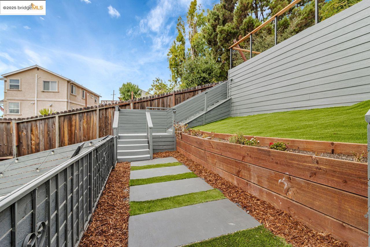 Detail Gallery Image 10 of 60 For 7900 Michigan Ave, Oakland,  CA 94605 - 5 Beds | 4 Baths