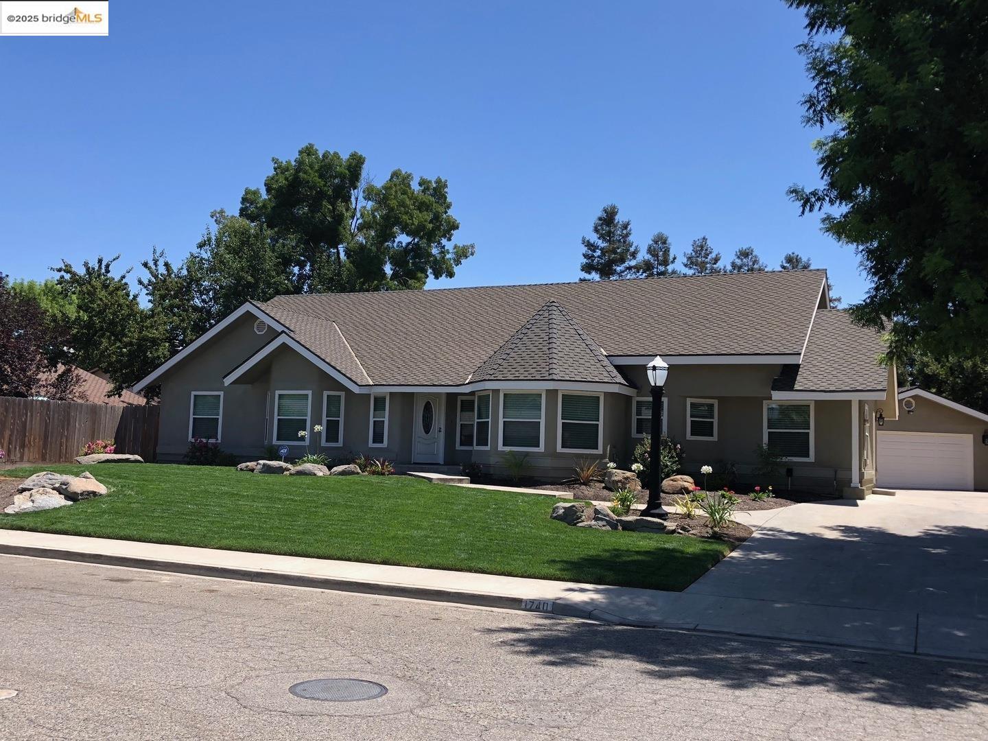 Detail Gallery Image 2 of 24 For 1740 S Teddy St, Visalia,  CA 93277 - 3 Beds | 2 Baths