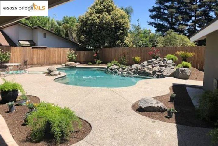 Detail Gallery Image 3 of 24 For 1740 S Teddy St, Visalia,  CA 93277 - 3 Beds | 2 Baths