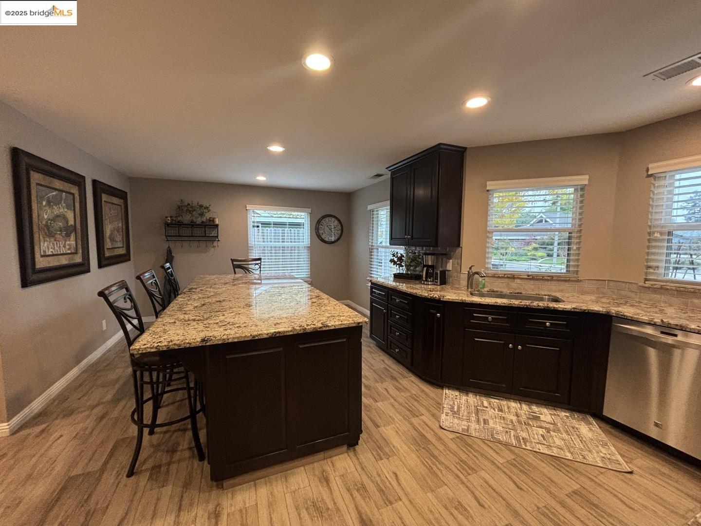 Detail Gallery Image 7 of 24 For 1740 S Teddy St, Visalia,  CA 93277 - 3 Beds | 2 Baths