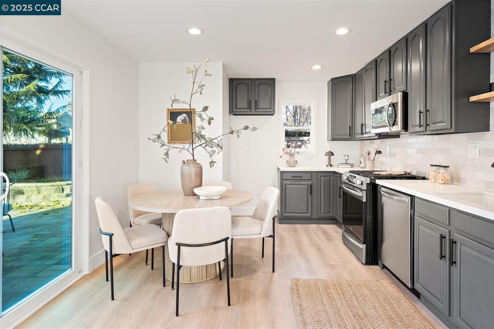 Detail Gallery Image 13 of 56 For 4121 Kensington Dr, Concord,  CA 94521 - 4 Beds | 2 Baths