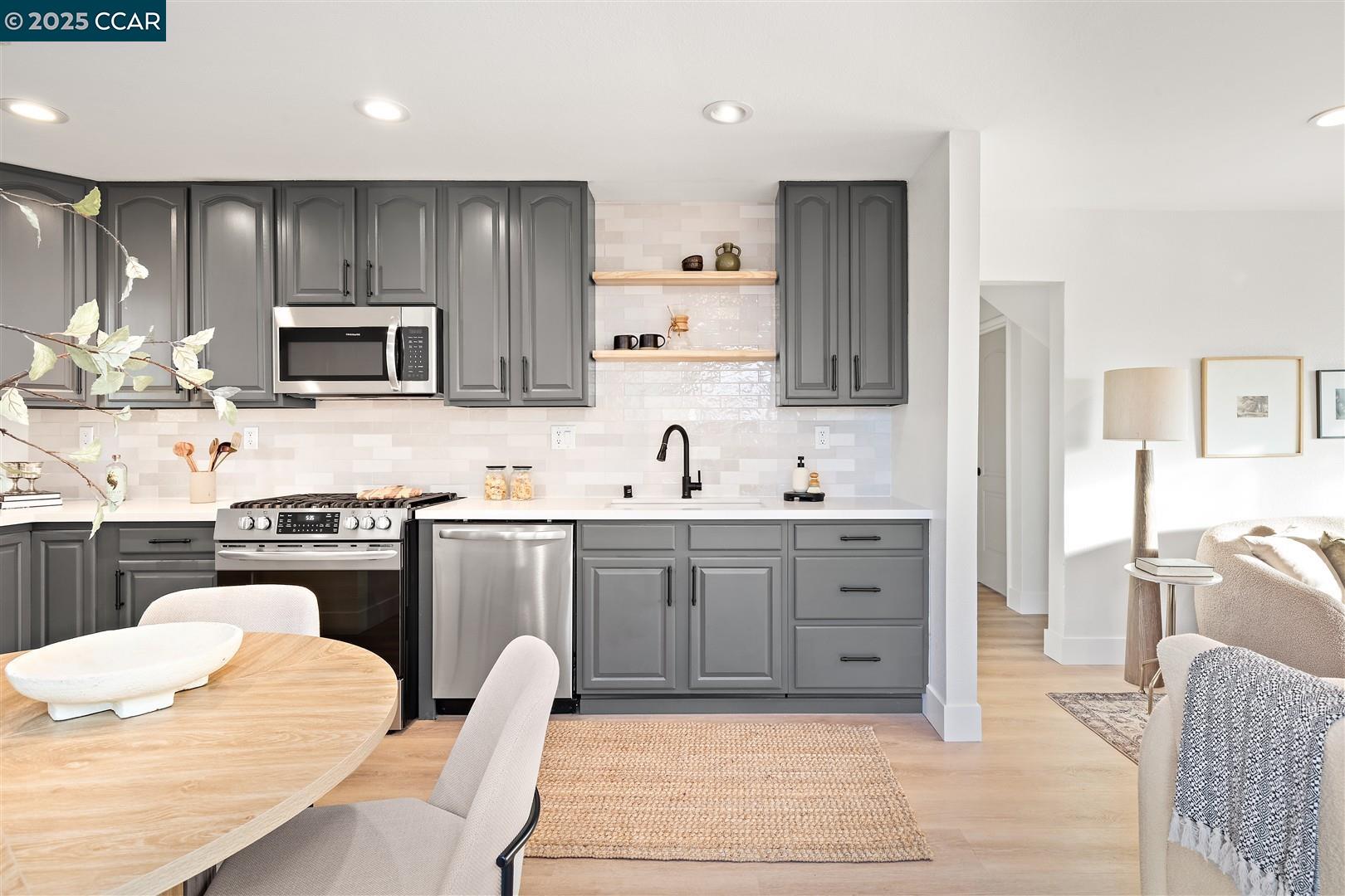 Detail Gallery Image 10 of 56 For 4121 Kensington Dr, Concord,  CA 94521 - 4 Beds | 2 Baths