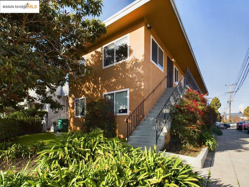 Detail Gallery Image 2 of 16 For 3807 Opal St, Oakland,  CA 94609 - 1 Beds | 1 Baths